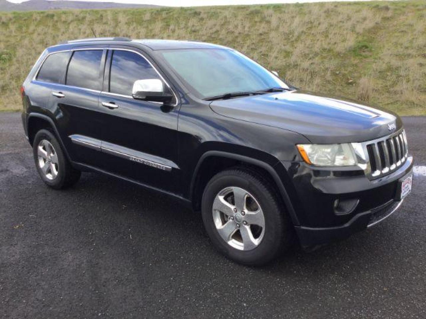 2013 Brilliant Black Crystal Pearl /Black Leather Interior Jeep Grand Cherokee Limited 4WD (1C4RJFBG3DC) with an 3.6L V6 DOHC 24V engine, 5-Speed Automatic transmission, located at 1801 Main Street, Lewiston, 83501, (208) 743-9371, 46.417065, -117.004799 - Photo#7