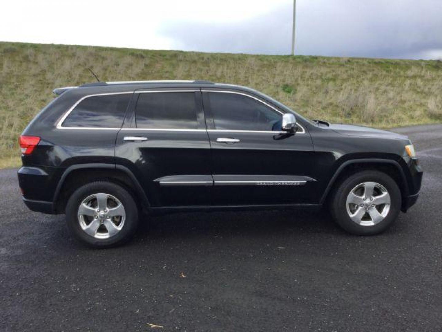 2013 Brilliant Black Crystal Pearl /Black Leather Interior Jeep Grand Cherokee Limited 4WD (1C4RJFBG3DC) with an 3.6L V6 DOHC 24V engine, 5-Speed Automatic transmission, located at 1801 Main Street, Lewiston, 83501, (208) 743-9371, 46.417065, -117.004799 - Photo#8