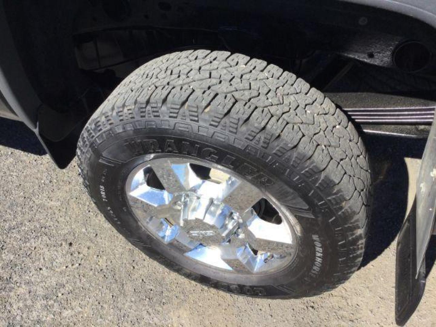 2017 Dark Slate Metallic /Jet Black, leather GMC Sierra 2500HD SLT Crew Cab 4WD (1GT12TEG6HF) with an 6.0L V8 OHV 16V FFV engine, 6-Speed Automatic transmission, located at 1801 Main Street, Lewiston, 83501, (208) 743-9371, 46.417065, -117.004799 - Photo#9