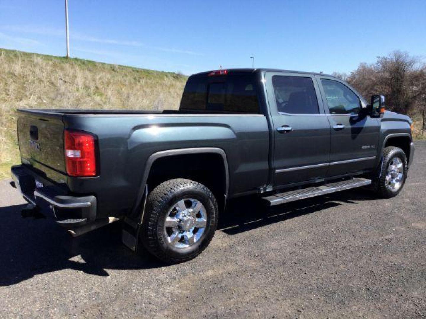 2017 Dark Slate Metallic /Jet Black, leather GMC Sierra 2500HD SLT Crew Cab 4WD (1GT12TEG6HF) with an 6.0L V8 OHV 16V FFV engine, 6-Speed Automatic transmission, located at 1801 Main Street, Lewiston, 83501, (208) 743-9371, 46.417065, -117.004799 - Photo#16