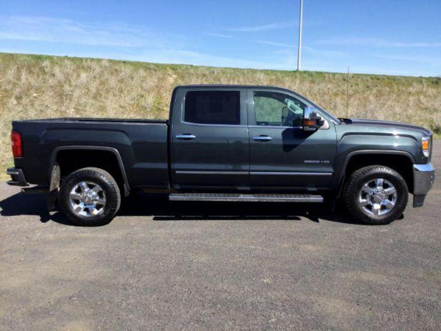 2017 Dark Slate Metallic /Jet Black, leather GMC Sierra 2500HD SLT Crew Cab 4WD (1GT12TEG6HF) with an 6.0L V8 OHV 16V FFV engine, 6-Speed Automatic transmission, located at 1801 Main Street, Lewiston, 83501, (208) 743-9371, 46.417065, -117.004799 - Photo#17