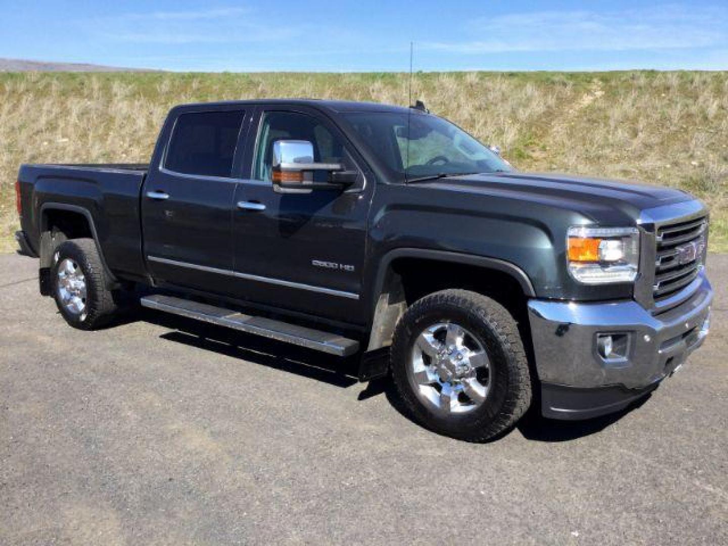 2017 Dark Slate Metallic /Jet Black, leather GMC Sierra 2500HD SLT Crew Cab 4WD (1GT12TEG6HF) with an 6.0L V8 OHV 16V FFV engine, 6-Speed Automatic transmission, located at 1801 Main Street, Lewiston, 83501, (208) 743-9371, 46.417065, -117.004799 - Photo#18