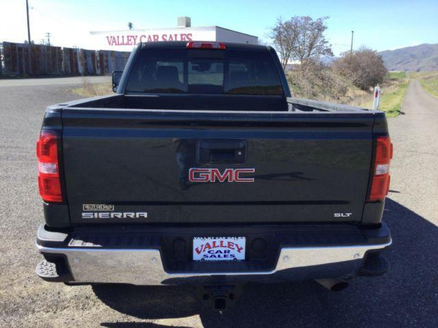 2017 Dark Slate Metallic /Jet Black, leather GMC Sierra 2500HD SLT Crew Cab 4WD (1GT12TEG6HF) with an 6.0L V8 OHV 16V FFV engine, 6-Speed Automatic transmission, located at 1801 Main Street, Lewiston, 83501, (208) 743-9371, 46.417065, -117.004799 - Photo#4