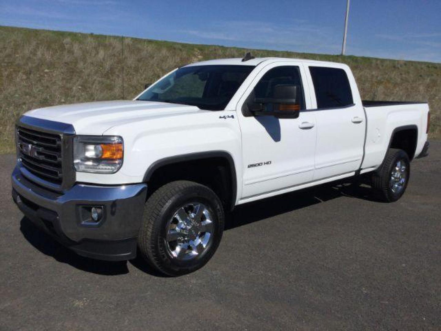 2016 Summit White /Jet Black, cloth GMC Sierra 2500HD SLE Crew Cab 4WD (1GT12SEG7GF) with an 6.0L V8 OHV 16V FFV engine, 6-Speed Automatic transmission, located at 1801 Main Street, Lewiston, 83501, (208) 743-9371, 46.417065, -117.004799 - Photo#0