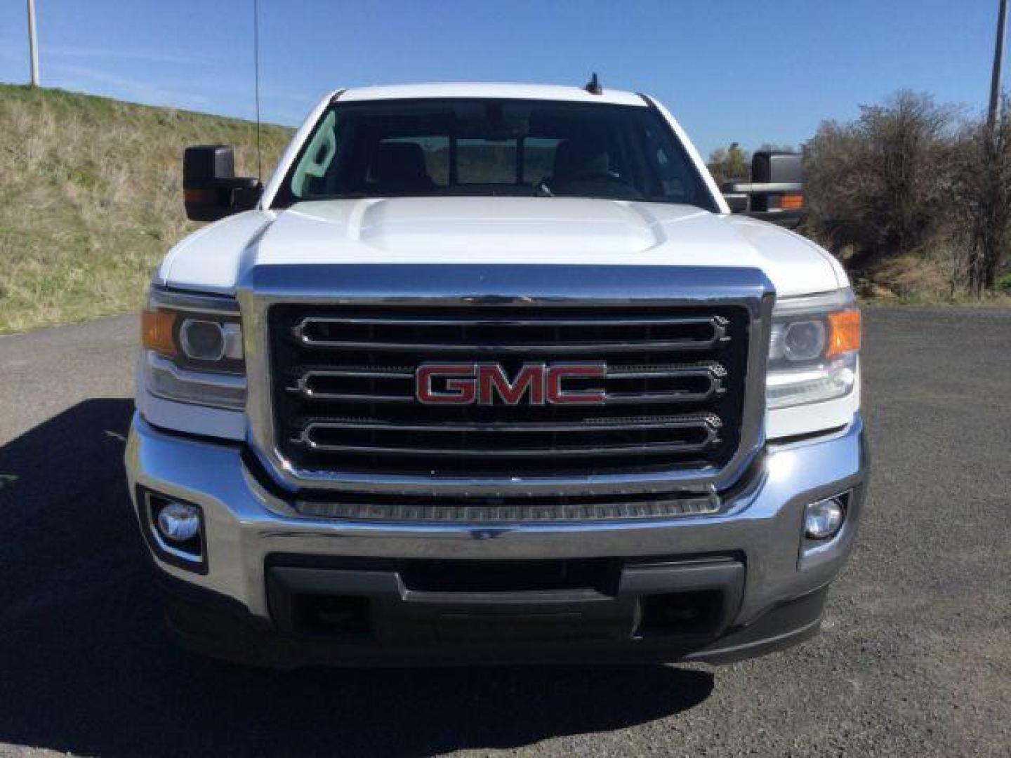 2016 Summit White /Jet Black, cloth GMC Sierra 2500HD SLE Crew Cab 4WD (1GT12SEG7GF) with an 6.0L V8 OHV 16V FFV engine, 6-Speed Automatic transmission, located at 1801 Main Street, Lewiston, 83501, (208) 743-9371, 46.417065, -117.004799 - Photo#10