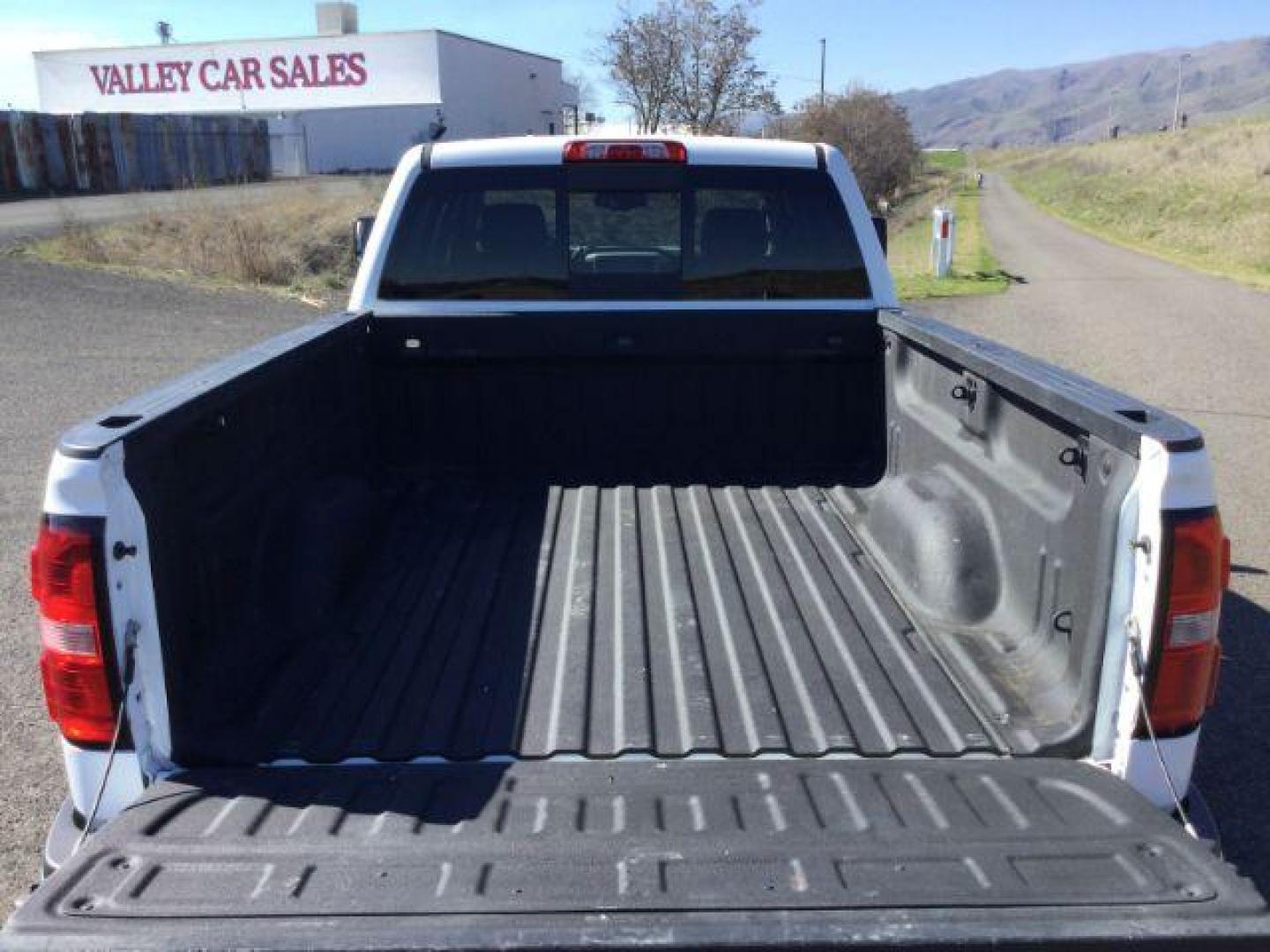 2016 Summit White /Jet Black, cloth GMC Sierra 2500HD SLE Crew Cab 4WD (1GT12SEG7GF) with an 6.0L V8 OHV 16V FFV engine, 6-Speed Automatic transmission, located at 1801 Main Street, Lewiston, 83501, (208) 743-9371, 46.417065, -117.004799 - Photo#11