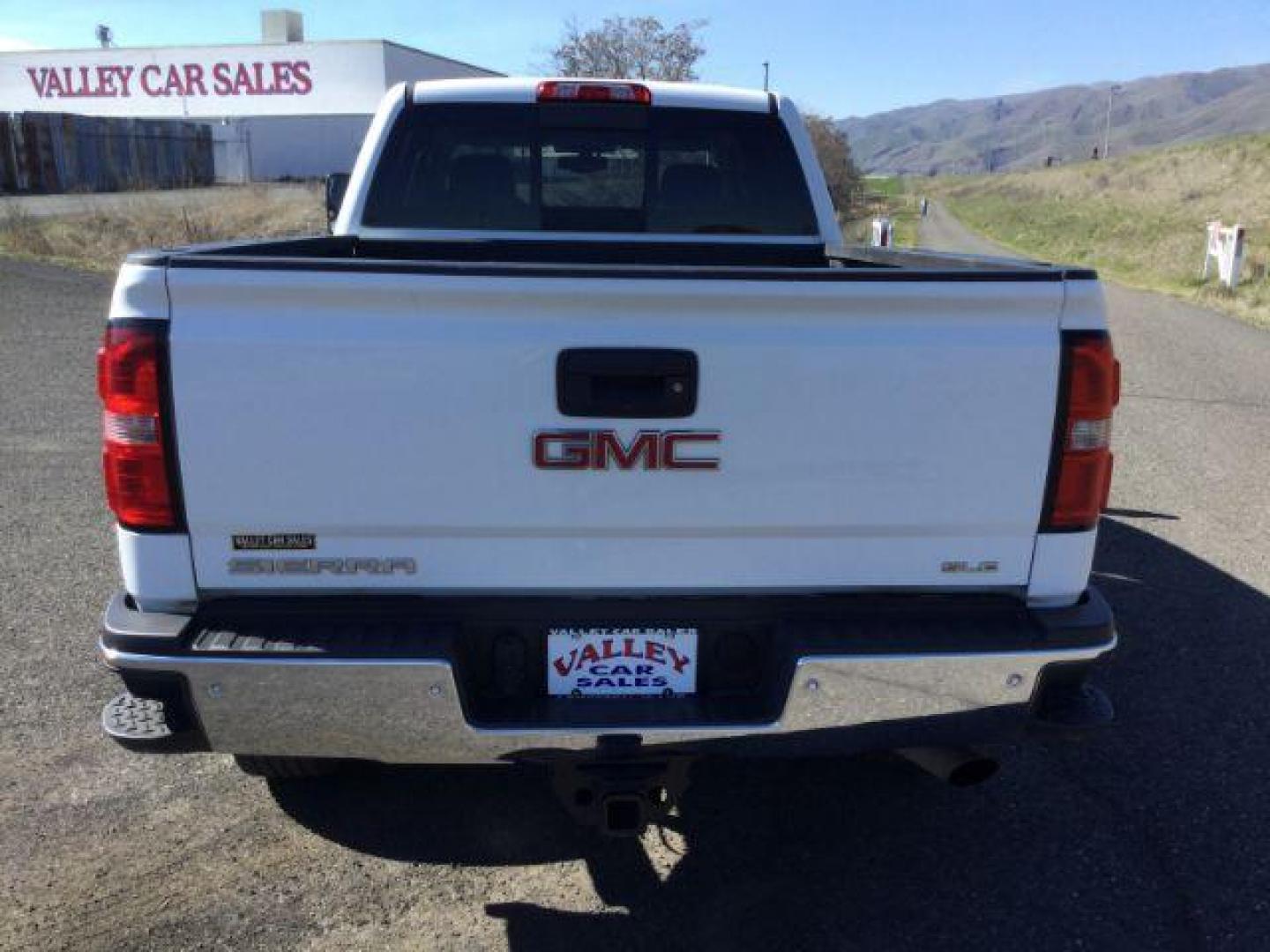 2016 Summit White /Jet Black, cloth GMC Sierra 2500HD SLE Crew Cab 4WD (1GT12SEG7GF) with an 6.0L V8 OHV 16V FFV engine, 6-Speed Automatic transmission, located at 1801 Main Street, Lewiston, 83501, (208) 743-9371, 46.417065, -117.004799 - Photo#12