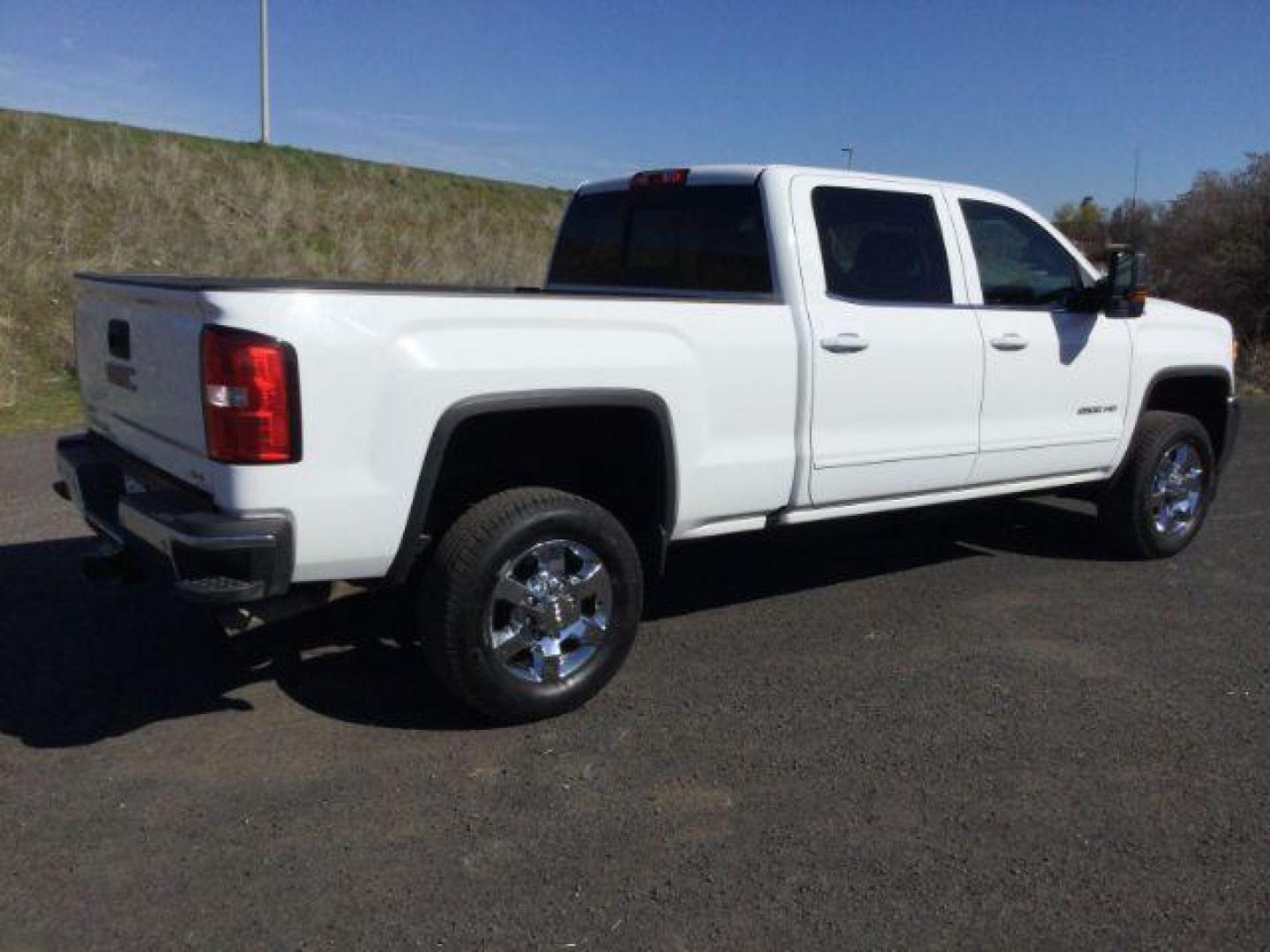 2016 Summit White /Jet Black, cloth GMC Sierra 2500HD SLE Crew Cab 4WD (1GT12SEG7GF) with an 6.0L V8 OHV 16V FFV engine, 6-Speed Automatic transmission, located at 1801 Main Street, Lewiston, 83501, (208) 743-9371, 46.417065, -117.004799 - Photo#14