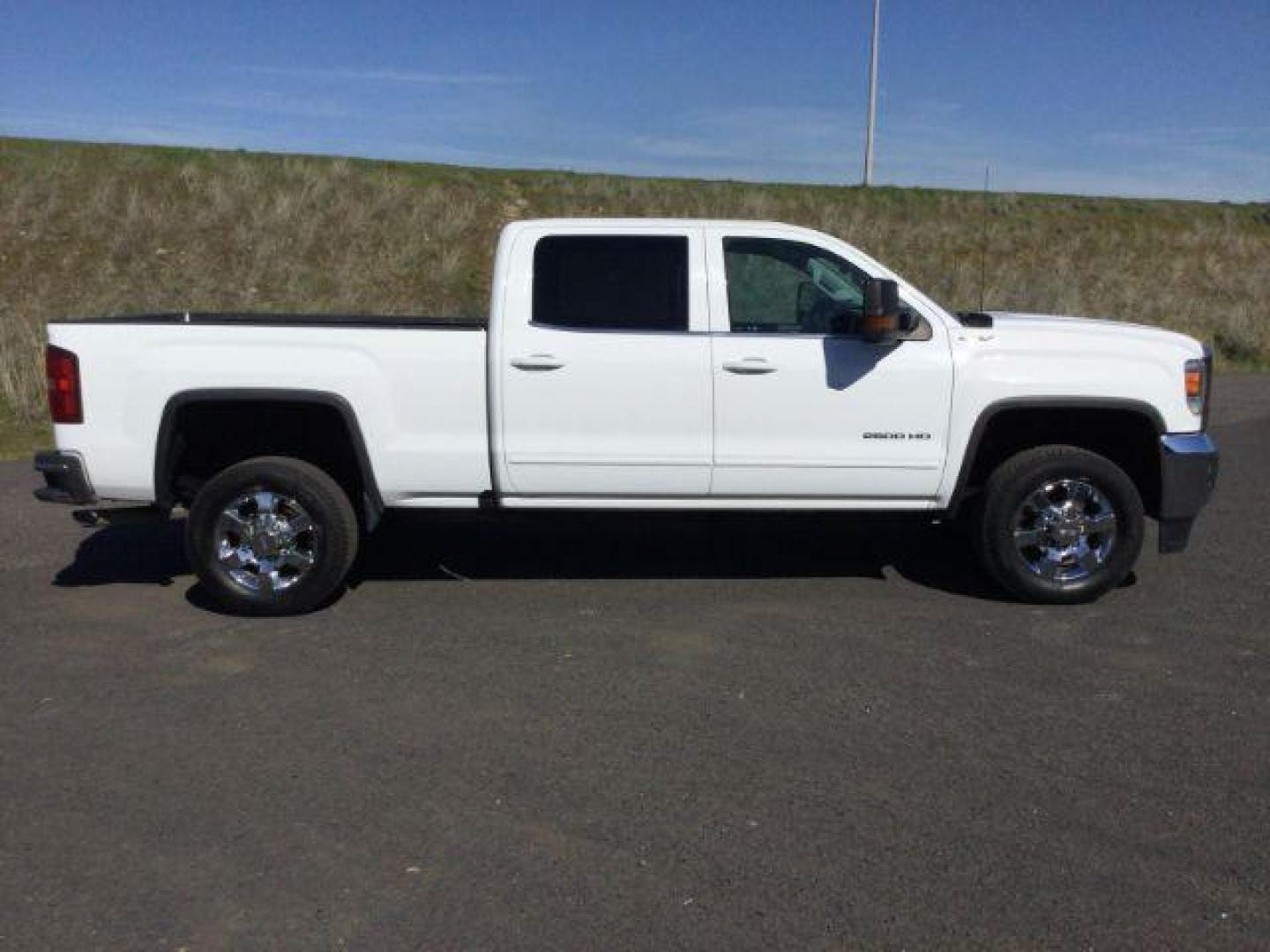 2016 Summit White /Jet Black, cloth GMC Sierra 2500HD SLE Crew Cab 4WD (1GT12SEG7GF) with an 6.0L V8 OHV 16V FFV engine, 6-Speed Automatic transmission, located at 1801 Main Street, Lewiston, 83501, (208) 743-9371, 46.417065, -117.004799 - Photo#15