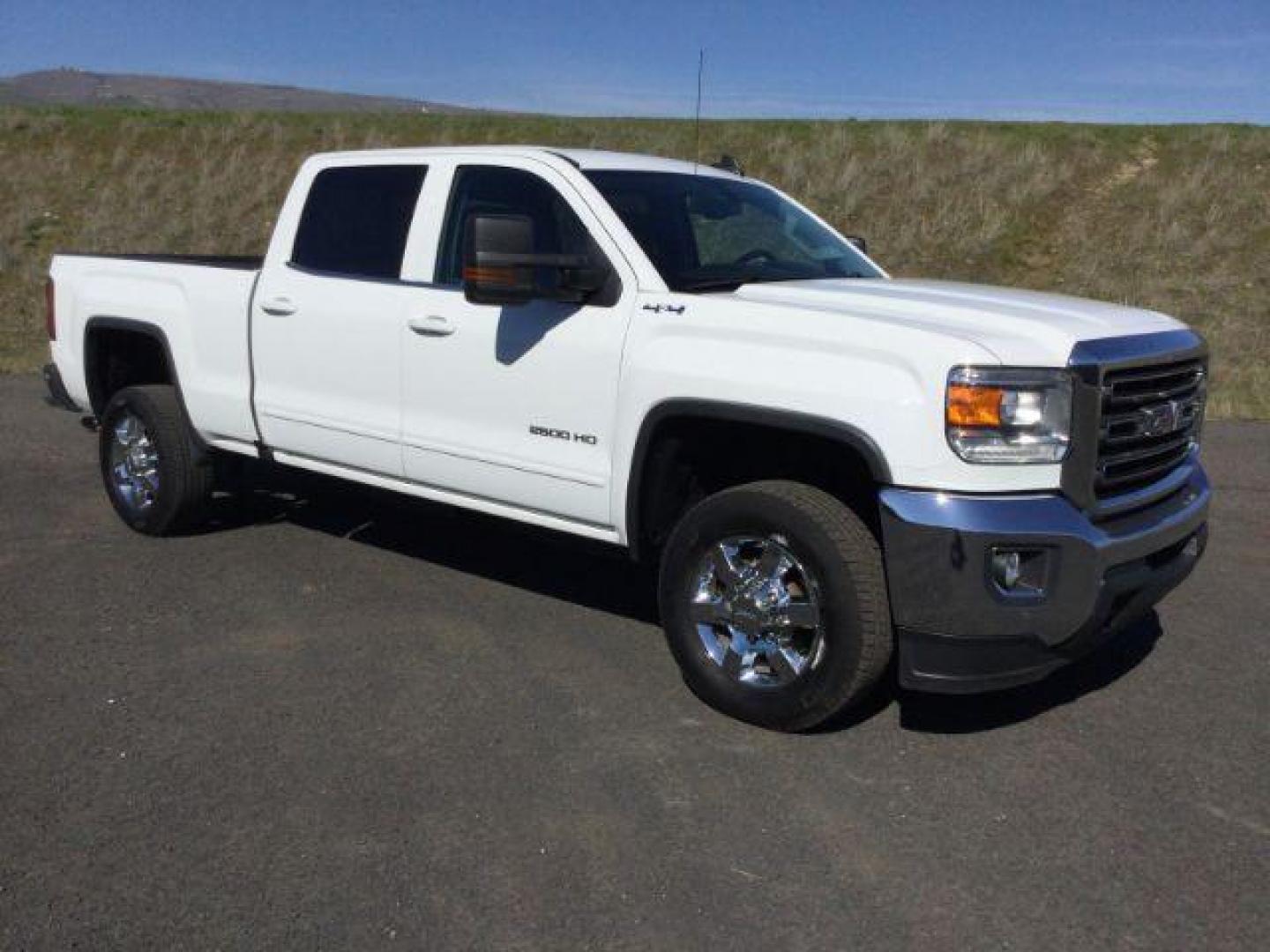 2016 Summit White /Jet Black, cloth GMC Sierra 2500HD SLE Crew Cab 4WD (1GT12SEG7GF) with an 6.0L V8 OHV 16V FFV engine, 6-Speed Automatic transmission, located at 1801 Main Street, Lewiston, 83501, (208) 743-9371, 46.417065, -117.004799 - Photo#16