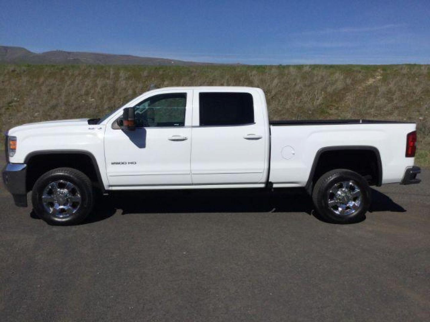 2016 Summit White /Jet Black, cloth GMC Sierra 2500HD SLE Crew Cab 4WD (1GT12SEG7GF) with an 6.0L V8 OHV 16V FFV engine, 6-Speed Automatic transmission, located at 1801 Main Street, Lewiston, 83501, (208) 743-9371, 46.417065, -117.004799 - Photo#1