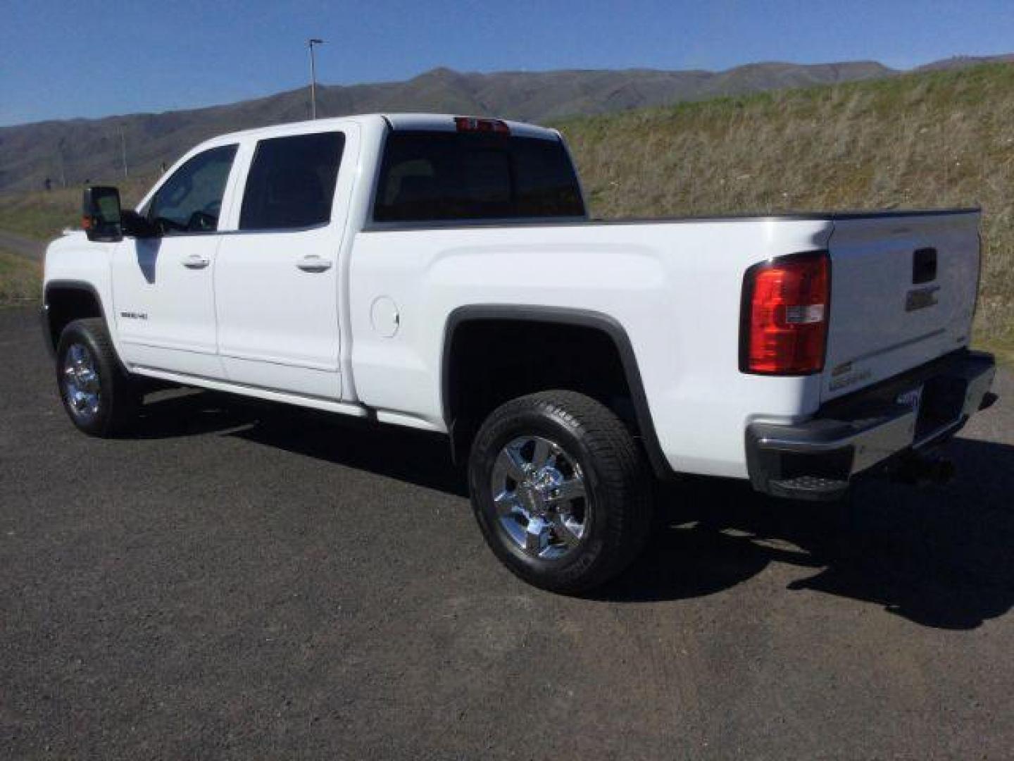 2016 Summit White /Jet Black, cloth GMC Sierra 2500HD SLE Crew Cab 4WD (1GT12SEG7GF) with an 6.0L V8 OHV 16V FFV engine, 6-Speed Automatic transmission, located at 1801 Main Street, Lewiston, 83501, (208) 743-9371, 46.417065, -117.004799 - Photo#2