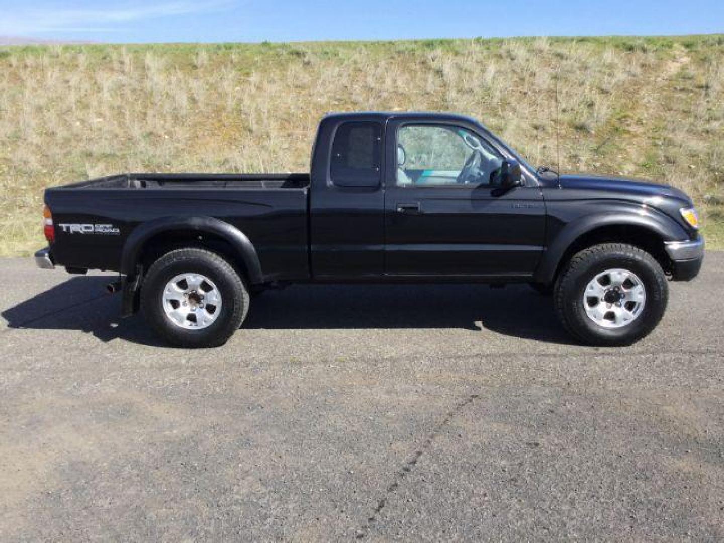 2002 Black Sand Pearl /GRAY CLOTH Toyota Tacoma Xtracab V6 4WD (5TEWN72N42Z) with an 3.4L V6 DOHC 24V engine, 5-Speed Manual transmission, located at 1801 Main Street, Lewiston, 83501, (208) 743-9371, 46.417065, -117.004799 - Photo#12