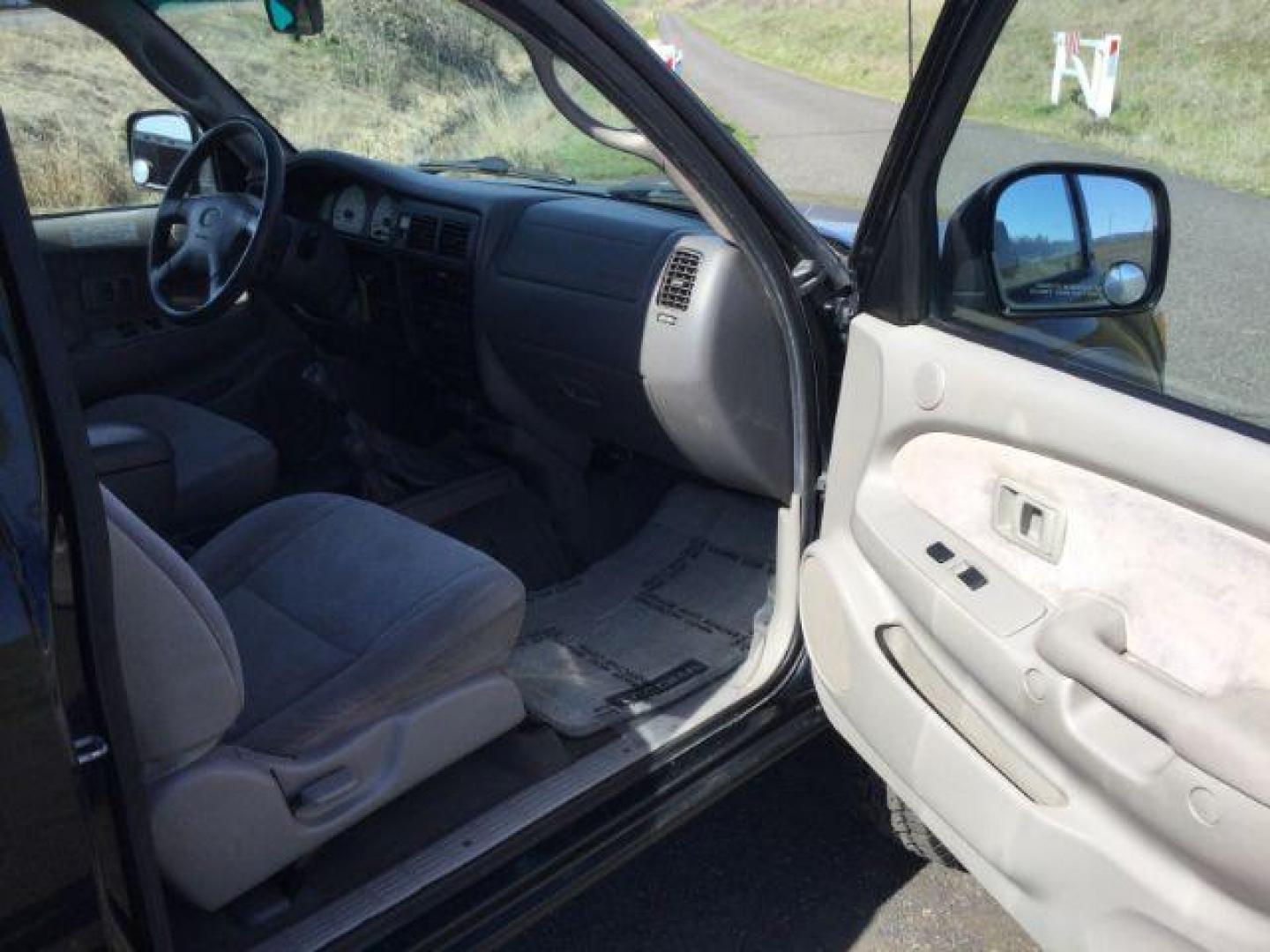 2002 Black Sand Pearl /GRAY CLOTH Toyota Tacoma Xtracab V6 4WD (5TEWN72N42Z) with an 3.4L V6 DOHC 24V engine, 5-Speed Manual transmission, located at 1801 Main Street, Lewiston, 83501, (208) 743-9371, 46.417065, -117.004799 - Photo#18