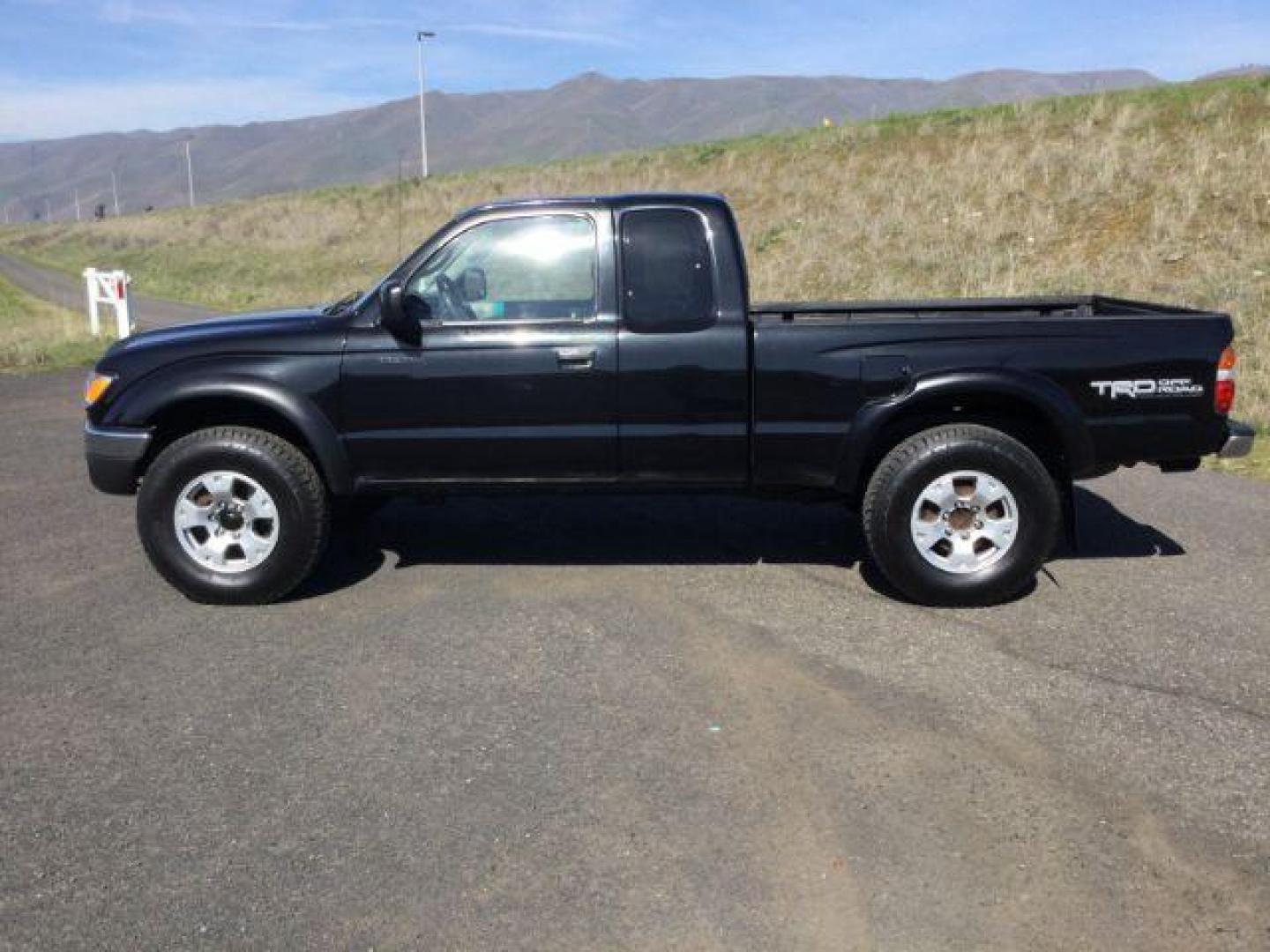 2002 Black Sand Pearl /GRAY CLOTH Toyota Tacoma Xtracab V6 4WD (5TEWN72N42Z) with an 3.4L V6 DOHC 24V engine, 5-Speed Manual transmission, located at 1801 Main Street, Lewiston, 83501, (208) 743-9371, 46.417065, -117.004799 - Photo#1