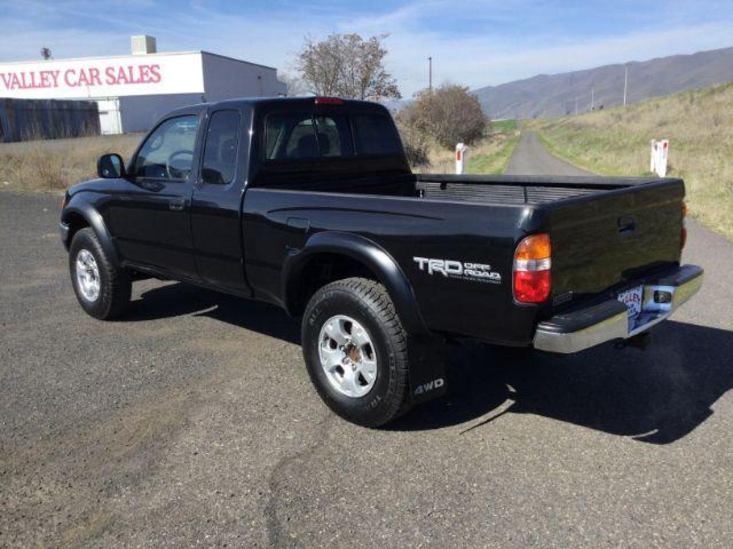 2002 Black Sand Pearl /GRAY CLOTH Toyota Tacoma Xtracab V6 4WD (5TEWN72N42Z) with an 3.4L V6 DOHC 24V engine, 5-Speed Manual transmission, located at 1801 Main Street, Lewiston, 83501, (208) 743-9371, 46.417065, -117.004799 - Photo#2