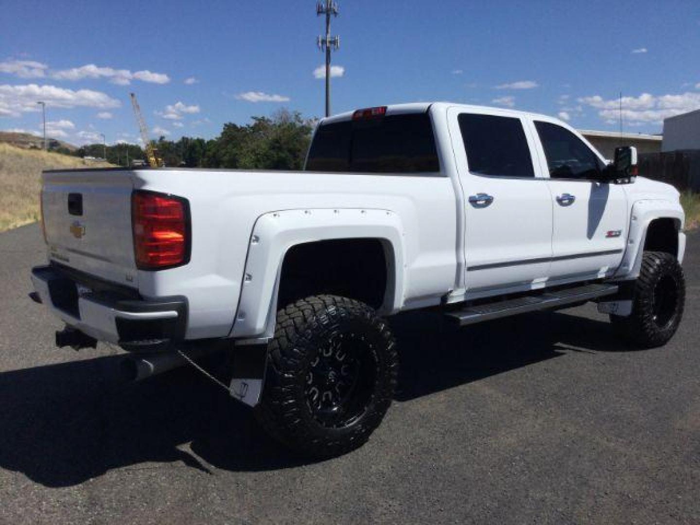 2019 Summit White /Jet Black, leather Chevrolet Silverado 2500HD LTZ Crew Cab Short Box 4WD (1GC1KTEYXKF) with an 6.6L V8 OHV 16V DIESEL engine, 6-Speed Automatic transmission, located at 1801 Main Street, Lewiston, 83501, (208) 743-9371, 46.417065, -117.004799 - Photo#11