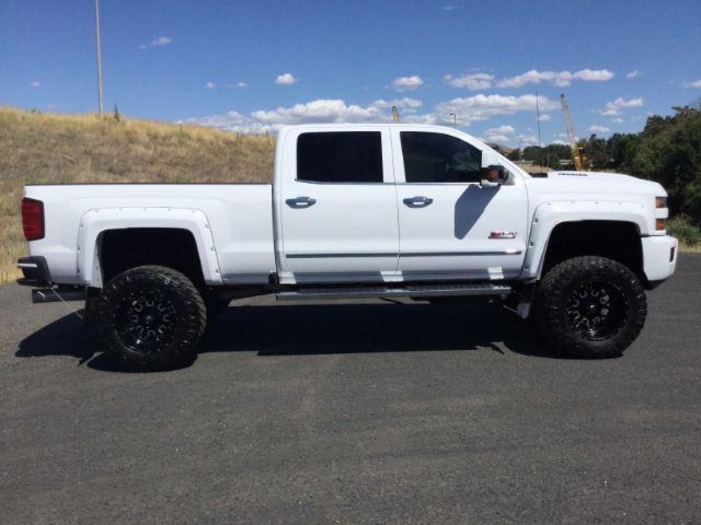 2019 Summit White /Jet Black, leather Chevrolet Silverado 2500HD LTZ Crew Cab Short Box 4WD (1GC1KTEYXKF) with an 6.6L V8 OHV 16V DIESEL engine, 6-Speed Automatic transmission, located at 1801 Main Street, Lewiston, 83501, (208) 743-9371, 46.417065, -117.004799 - Photo#12