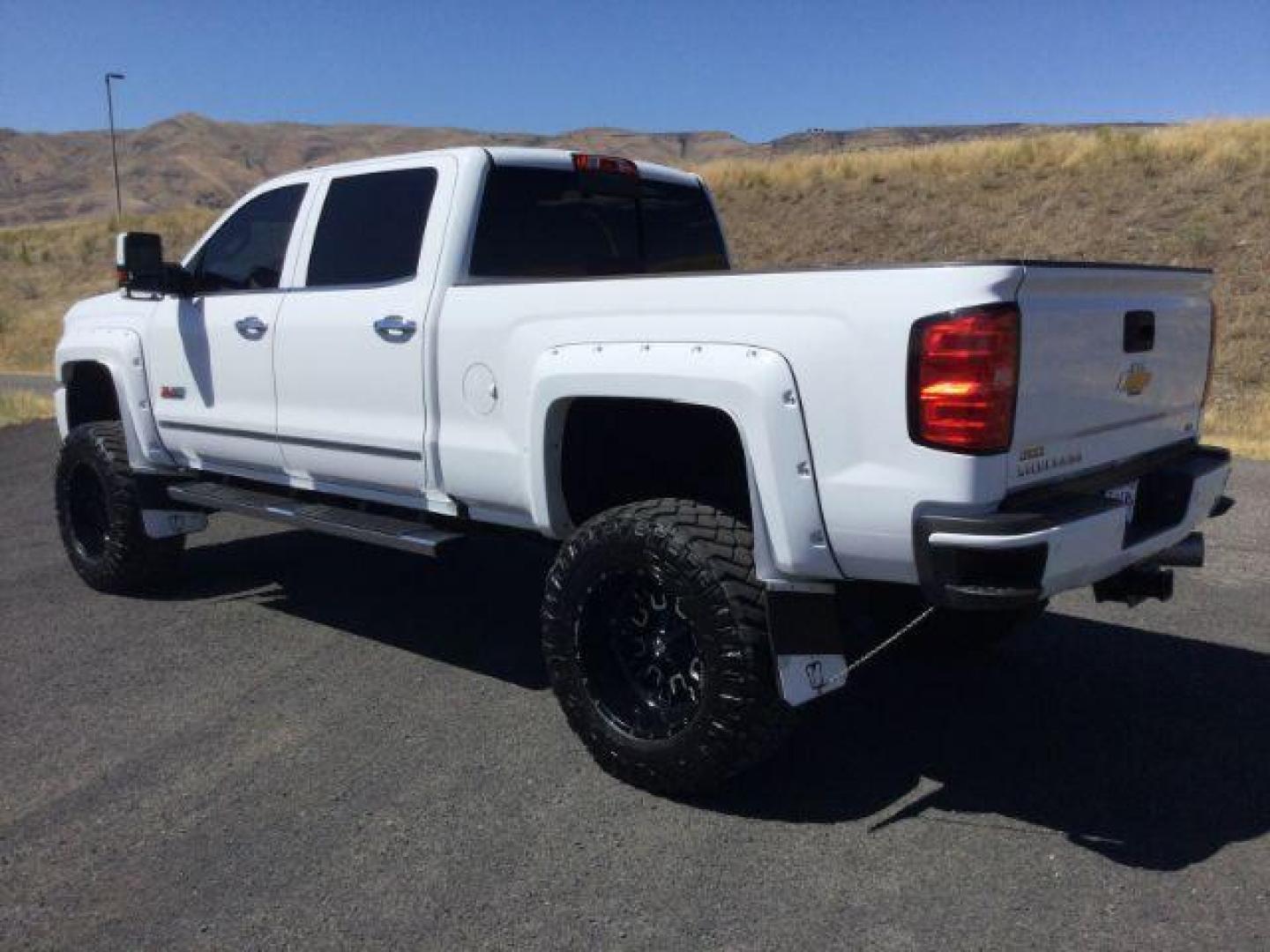 2019 Summit White /Jet Black, leather Chevrolet Silverado 2500HD LTZ Crew Cab Short Box 4WD (1GC1KTEYXKF) with an 6.6L V8 OHV 16V DIESEL engine, 6-Speed Automatic transmission, located at 1801 Main Street, Lewiston, 83501, (208) 743-9371, 46.417065, -117.004799 - Photo#2