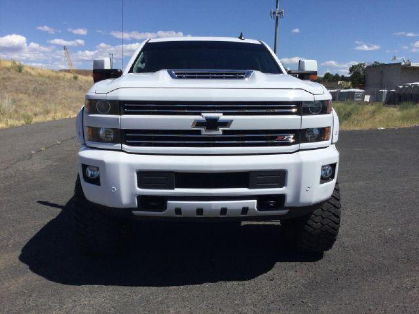 2019 Summit White /Jet Black, leather Chevrolet Silverado 2500HD LTZ Crew Cab Short Box 4WD (1GC1KTEYXKF) with an 6.6L V8 OHV 16V DIESEL engine, 6-Speed Automatic transmission, located at 1801 Main Street, Lewiston, 83501, (208) 743-9371, 46.417065, -117.004799 - Photo#5