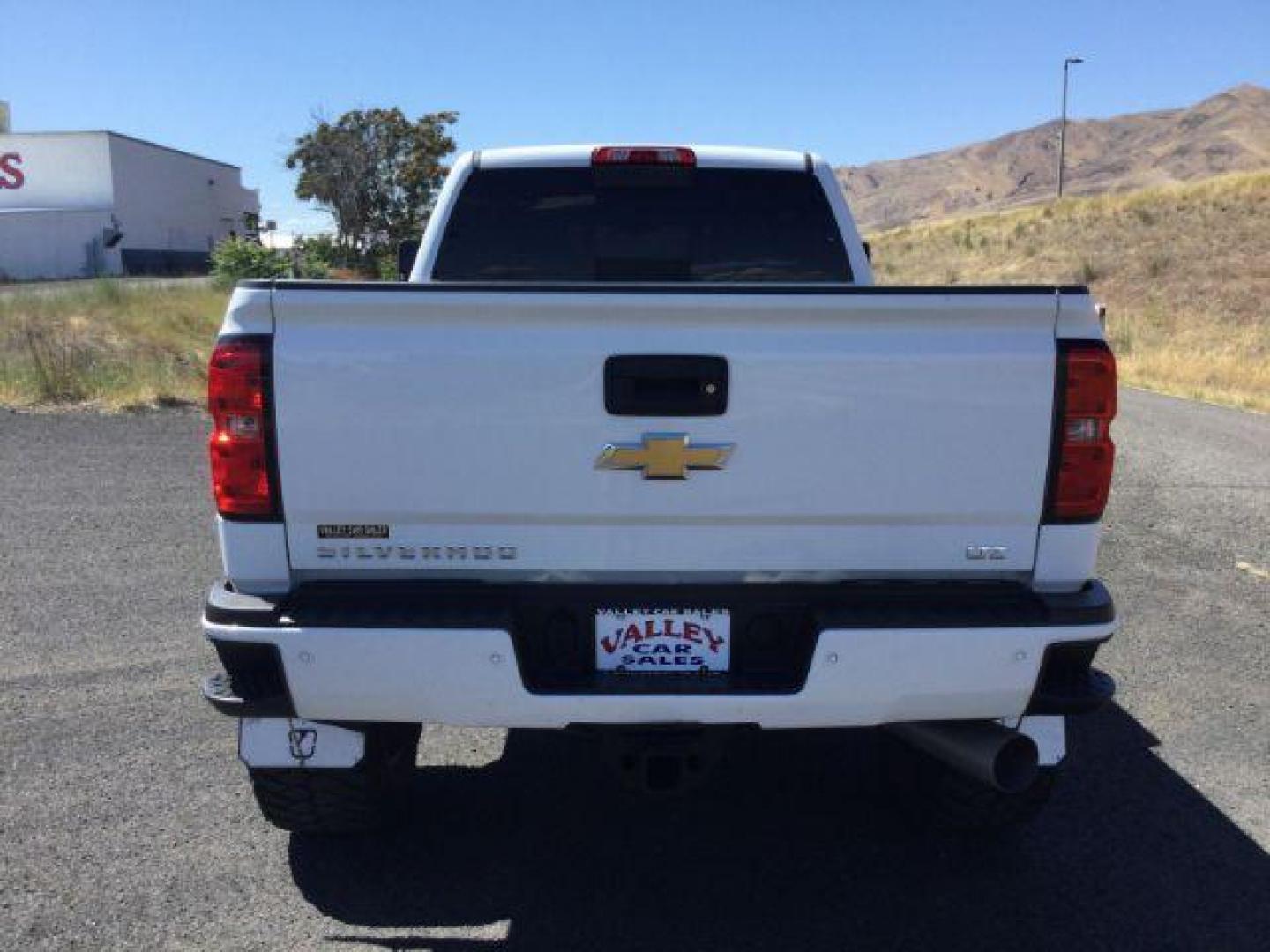 2019 Summit White /Jet Black, leather Chevrolet Silverado 2500HD LTZ Crew Cab Short Box 4WD (1GC1KTEYXKF) with an 6.6L V8 OHV 16V DIESEL engine, 6-Speed Automatic transmission, located at 1801 Main Street, Lewiston, 83501, (208) 743-9371, 46.417065, -117.004799 - Photo#6