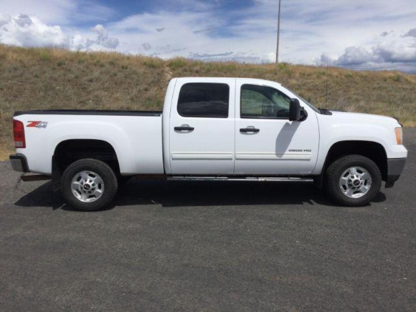 2013 Summit White /Ebony Cloth Interior GMC Sierra 2500HD SLE Crew Cab 4WD (1GT120EG9DF) with an 6.0L V8 OHV 16V FFV engine, 6-Speed Automatic transmission, located at 1801 Main Street, Lewiston, 83501, (208) 743-9371, 46.417065, -117.004799 - Photo#9