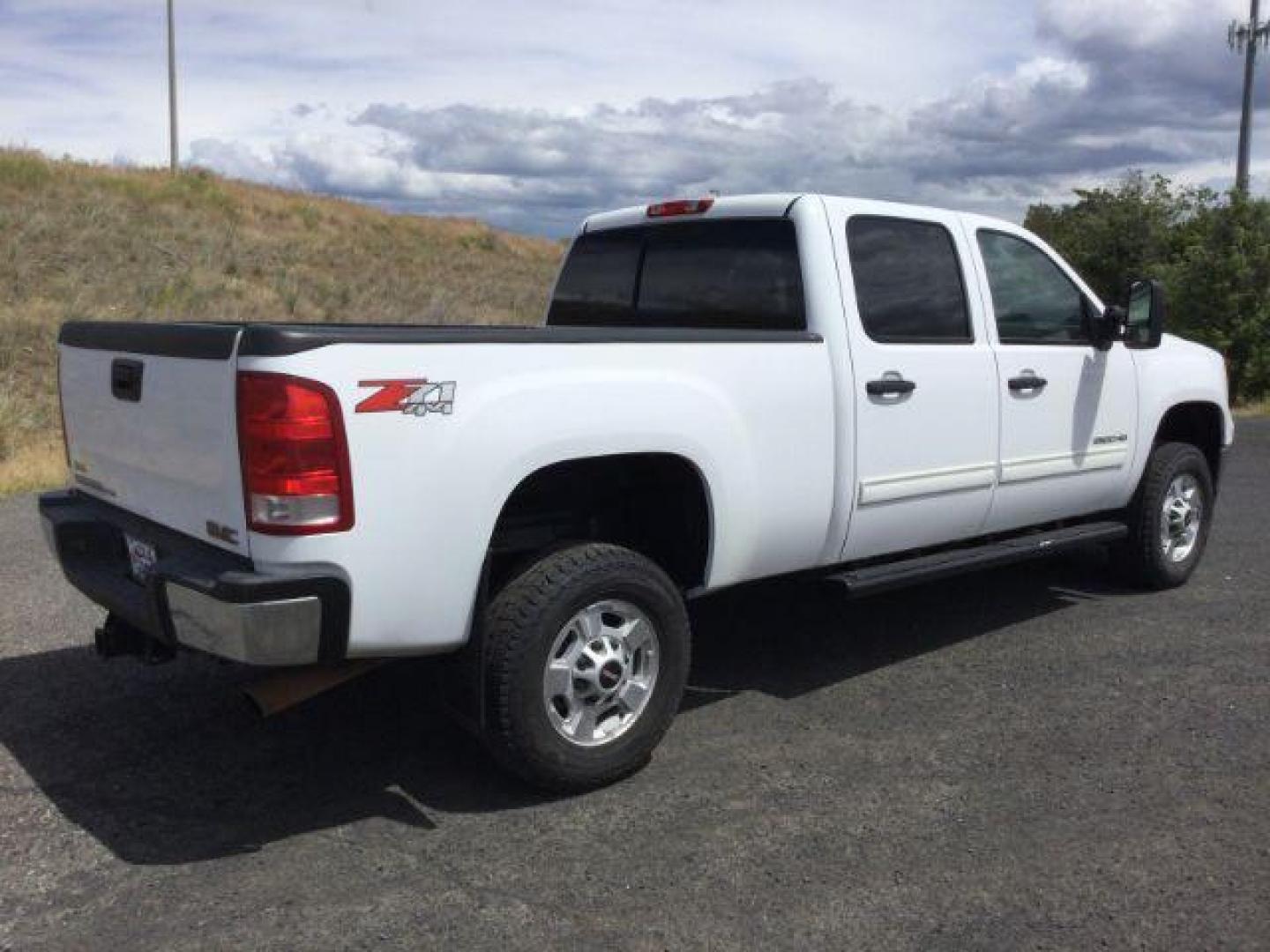 2013 Summit White /Ebony Cloth Interior GMC Sierra 2500HD SLE Crew Cab 4WD (1GT120EG9DF) with an 6.0L V8 OHV 16V FFV engine, 6-Speed Automatic transmission, located at 1801 Main Street, Lewiston, 83501, (208) 743-9371, 46.417065, -117.004799 - Photo#10