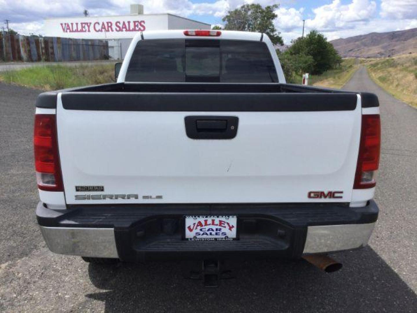 2013 Summit White /Ebony Cloth Interior GMC Sierra 2500HD SLE Crew Cab 4WD (1GT120EG9DF) with an 6.0L V8 OHV 16V FFV engine, 6-Speed Automatic transmission, located at 1801 Main Street, Lewiston, 83501, (208) 743-9371, 46.417065, -117.004799 - Photo#15