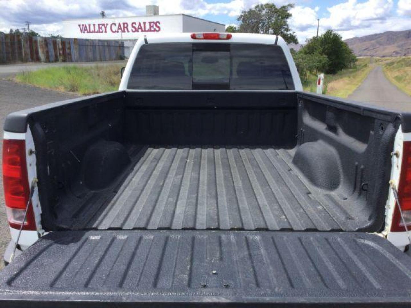 2013 Summit White /Ebony Cloth Interior GMC Sierra 2500HD SLE Crew Cab 4WD (1GT120EG9DF) with an 6.0L V8 OHV 16V FFV engine, 6-Speed Automatic transmission, located at 1801 Main Street, Lewiston, 83501, (208) 743-9371, 46.417065, -117.004799 - Photo#16