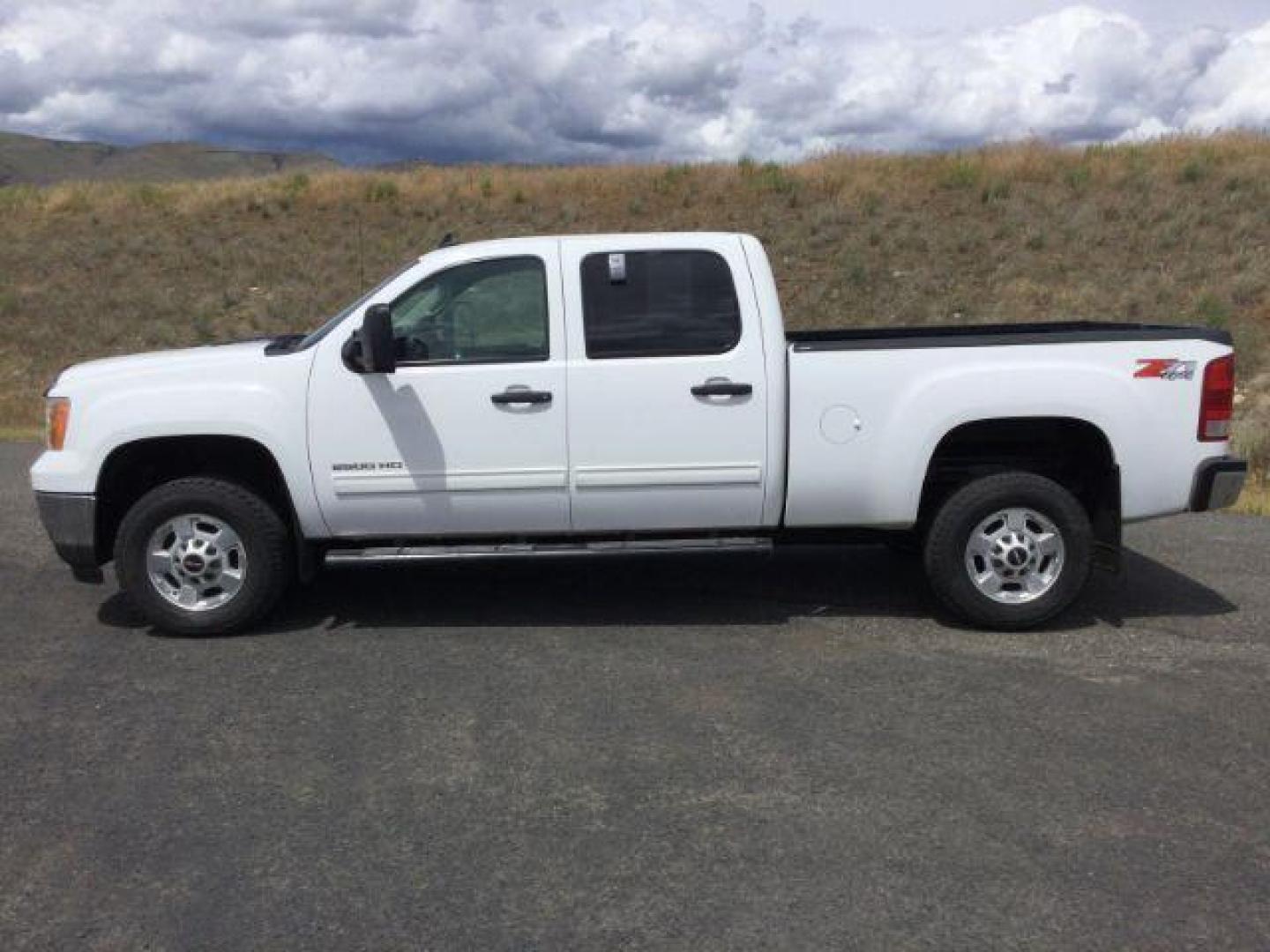 2013 Summit White /Ebony Cloth Interior GMC Sierra 2500HD SLE Crew Cab 4WD (1GT120EG9DF) with an 6.0L V8 OHV 16V FFV engine, 6-Speed Automatic transmission, located at 1801 Main Street, Lewiston, 83501, (208) 743-9371, 46.417065, -117.004799 - Photo#1