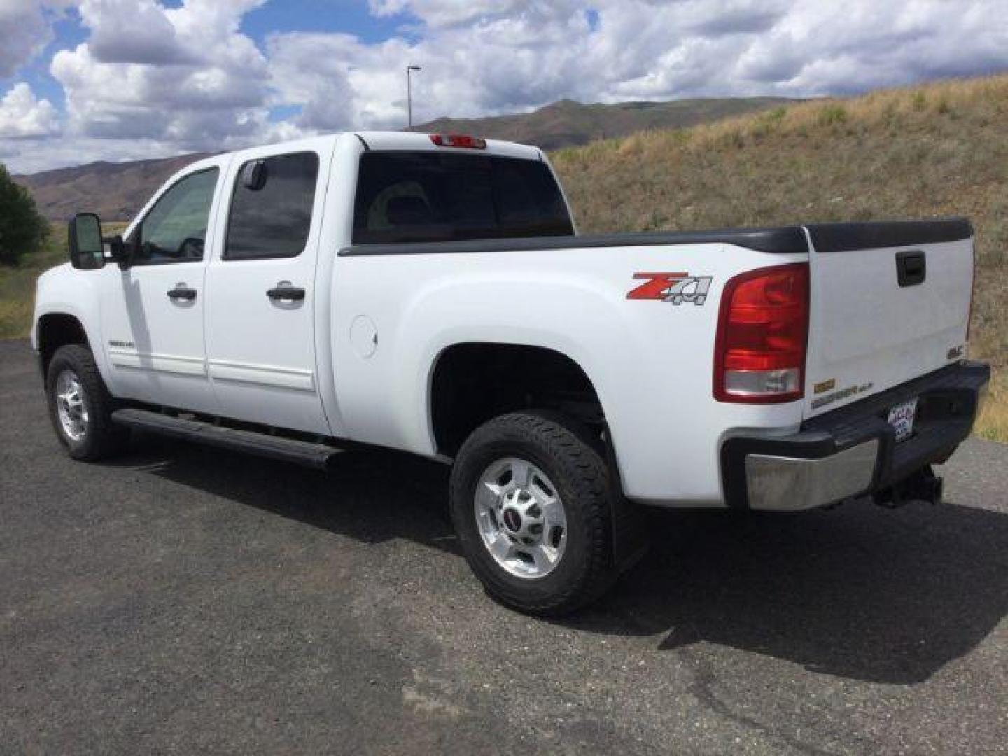 2013 Summit White /Ebony Cloth Interior GMC Sierra 2500HD SLE Crew Cab 4WD (1GT120EG9DF) with an 6.0L V8 OHV 16V FFV engine, 6-Speed Automatic transmission, located at 1801 Main Street, Lewiston, 83501, (208) 743-9371, 46.417065, -117.004799 - Photo#2