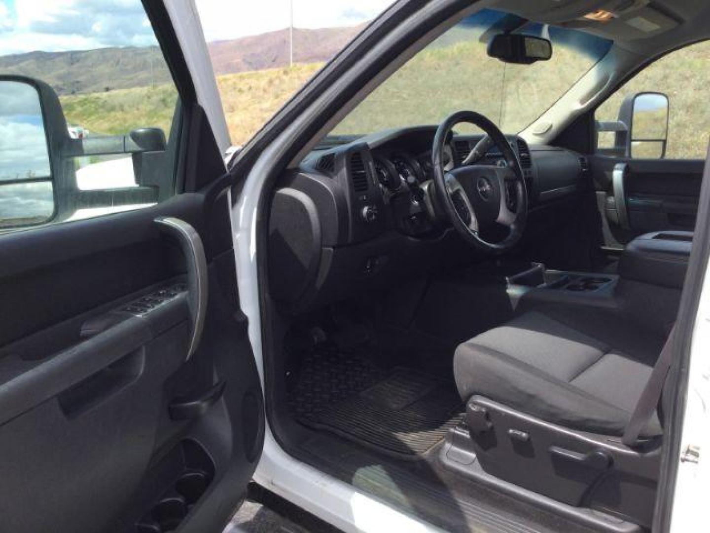 2013 Summit White /Ebony Cloth Interior GMC Sierra 2500HD SLE Crew Cab 4WD (1GT120EG9DF) with an 6.0L V8 OHV 16V FFV engine, 6-Speed Automatic transmission, located at 1801 Main Street, Lewiston, 83501, (208) 743-9371, 46.417065, -117.004799 - Photo#3