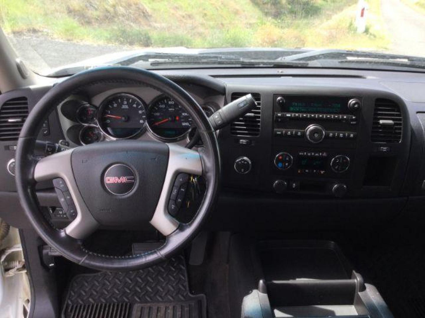 2013 Summit White /Ebony Cloth Interior GMC Sierra 2500HD SLE Crew Cab 4WD (1GT120EG9DF) with an 6.0L V8 OHV 16V FFV engine, 6-Speed Automatic transmission, located at 1801 Main Street, Lewiston, 83501, (208) 743-9371, 46.417065, -117.004799 - Photo#6