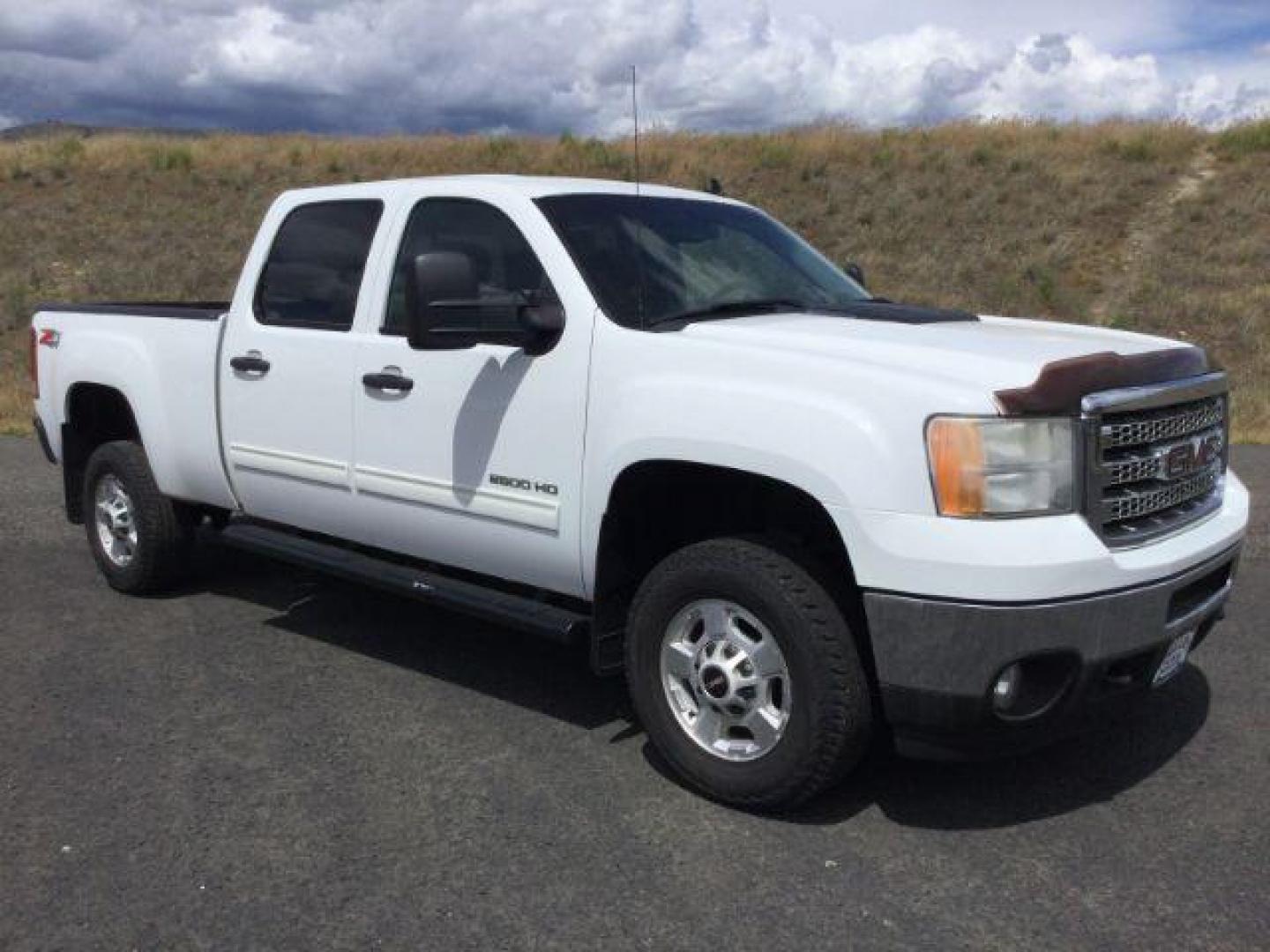 2013 Summit White /Ebony Cloth Interior GMC Sierra 2500HD SLE Crew Cab 4WD (1GT120EG9DF) with an 6.0L V8 OHV 16V FFV engine, 6-Speed Automatic transmission, located at 1801 Main Street, Lewiston, 83501, (208) 743-9371, 46.417065, -117.004799 - Photo#8