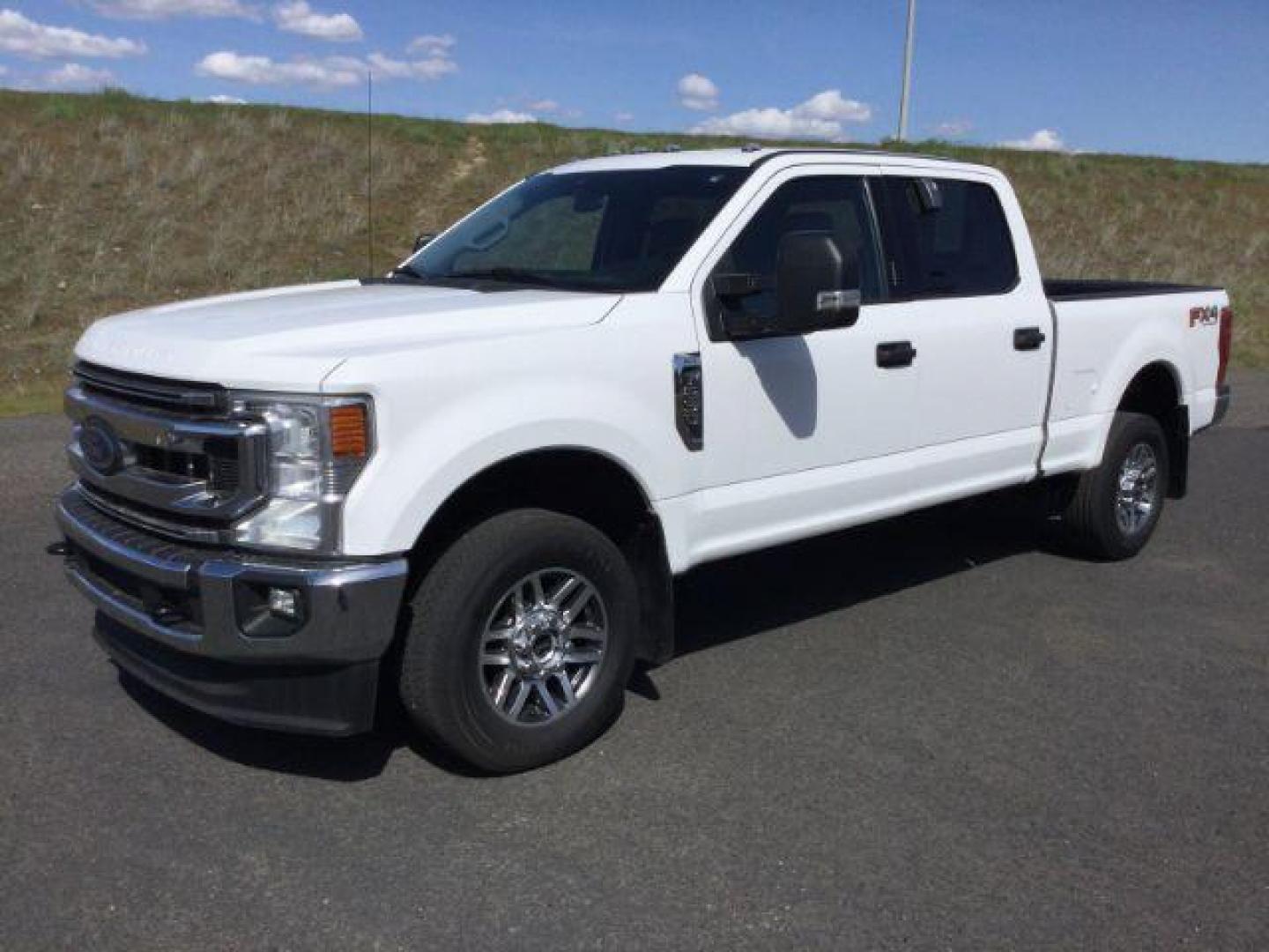 2021 Oxford White /Medium Earth Gray Ford F-250 SD XLT Crew Cab 4WD (1FT7W2B61ME) with an 6.2L V8 OHV 16V engine, 6-Speed Automatic transmission, located at 1801 Main Street, Lewiston, 83501, (208) 743-9371, 46.417065, -117.004799 - Photo#0