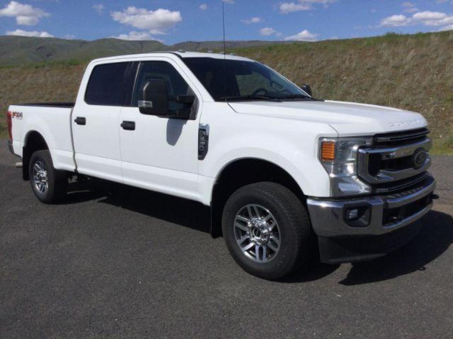 2021 Oxford White /Medium Earth Gray Ford F-250 SD XLT Crew Cab 4WD (1FT7W2B61ME) with an 6.2L V8 OHV 16V engine, 6-Speed Automatic transmission, located at 1801 Main Street, Lewiston, 83501, (208) 743-9371, 46.417065, -117.004799 - Photo#11