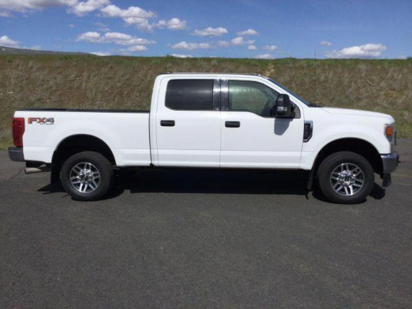 2021 Oxford White /Medium Earth Gray Ford F-250 SD XLT Crew Cab 4WD (1FT7W2B61ME) with an 6.2L V8 OHV 16V engine, 6-Speed Automatic transmission, located at 1801 Main Street, Lewiston, 83501, (208) 743-9371, 46.417065, -117.004799 - Photo#12