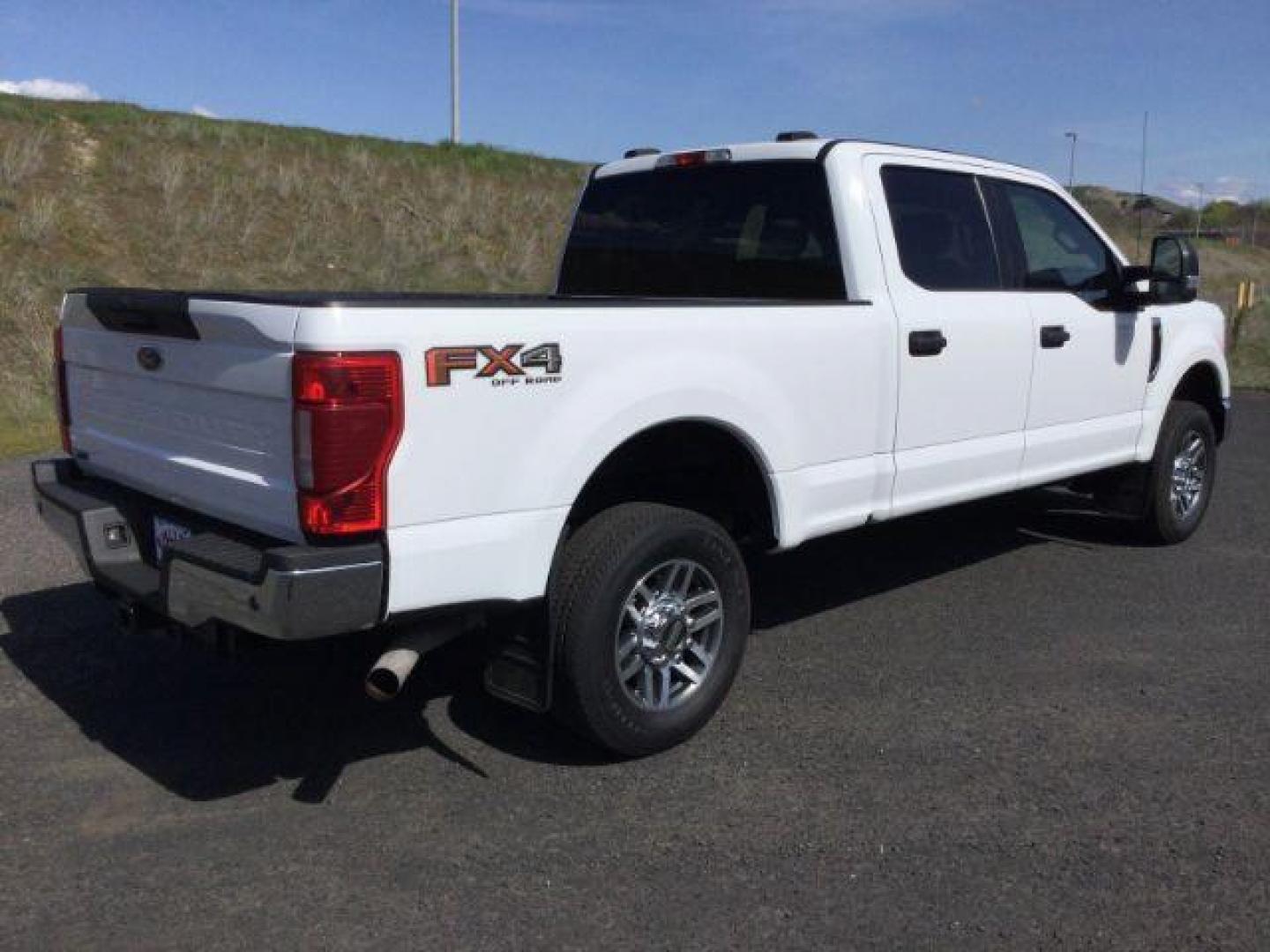 2021 Oxford White /Medium Earth Gray Ford F-250 SD XLT Crew Cab 4WD (1FT7W2B61ME) with an 6.2L V8 OHV 16V engine, 6-Speed Automatic transmission, located at 1801 Main Street, Lewiston, 83501, (208) 743-9371, 46.417065, -117.004799 - Photo#13