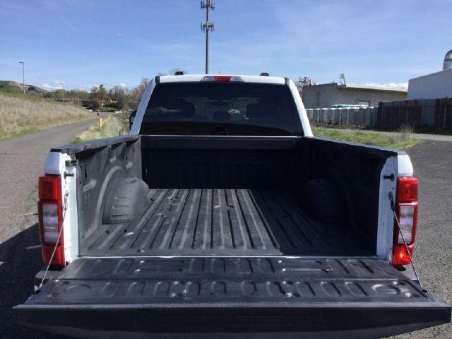 2021 Oxford White /Medium Earth Gray Ford F-250 SD XLT Crew Cab 4WD (1FT7W2B61ME) with an 6.2L V8 OHV 16V engine, 6-Speed Automatic transmission, located at 1801 Main Street, Lewiston, 83501, (208) 743-9371, 46.417065, -117.004799 - Photo#14