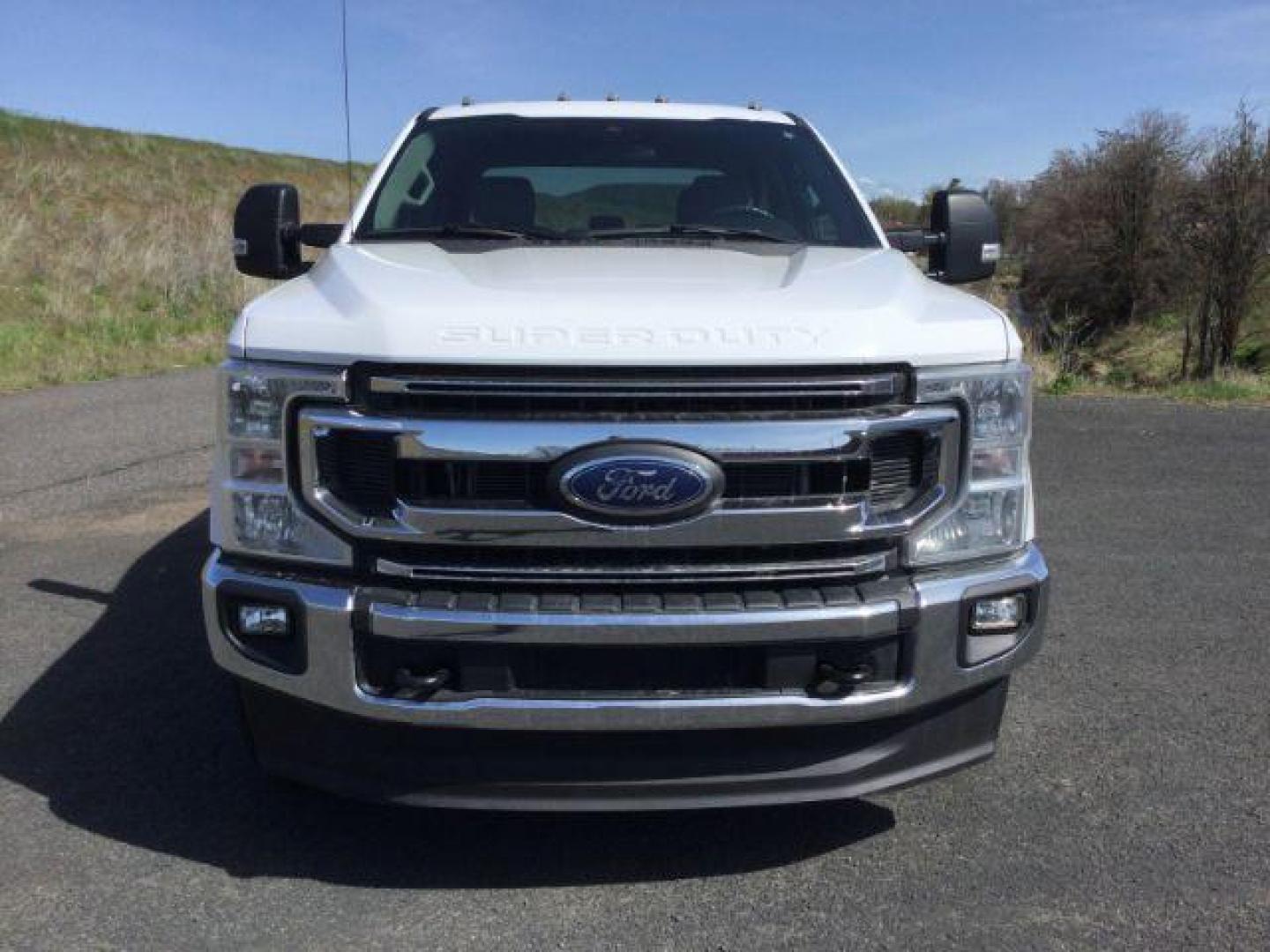 2021 Oxford White /Medium Earth Gray Ford F-250 SD XLT Crew Cab 4WD (1FT7W2B61ME) with an 6.2L V8 OHV 16V engine, 6-Speed Automatic transmission, located at 1801 Main Street, Lewiston, 83501, (208) 743-9371, 46.417065, -117.004799 - Photo#16