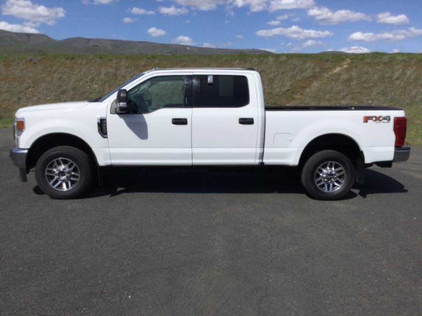 2021 Oxford White /Medium Earth Gray Ford F-250 SD XLT Crew Cab 4WD (1FT7W2B61ME) with an 6.2L V8 OHV 16V engine, 6-Speed Automatic transmission, located at 1801 Main Street, Lewiston, 83501, (208) 743-9371, 46.417065, -117.004799 - Photo#1