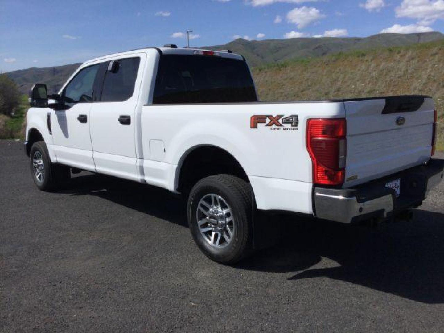 2021 Oxford White /Medium Earth Gray Ford F-250 SD XLT Crew Cab 4WD (1FT7W2B61ME) with an 6.2L V8 OHV 16V engine, 6-Speed Automatic transmission, located at 1801 Main Street, Lewiston, 83501, (208) 743-9371, 46.417065, -117.004799 - Photo#2