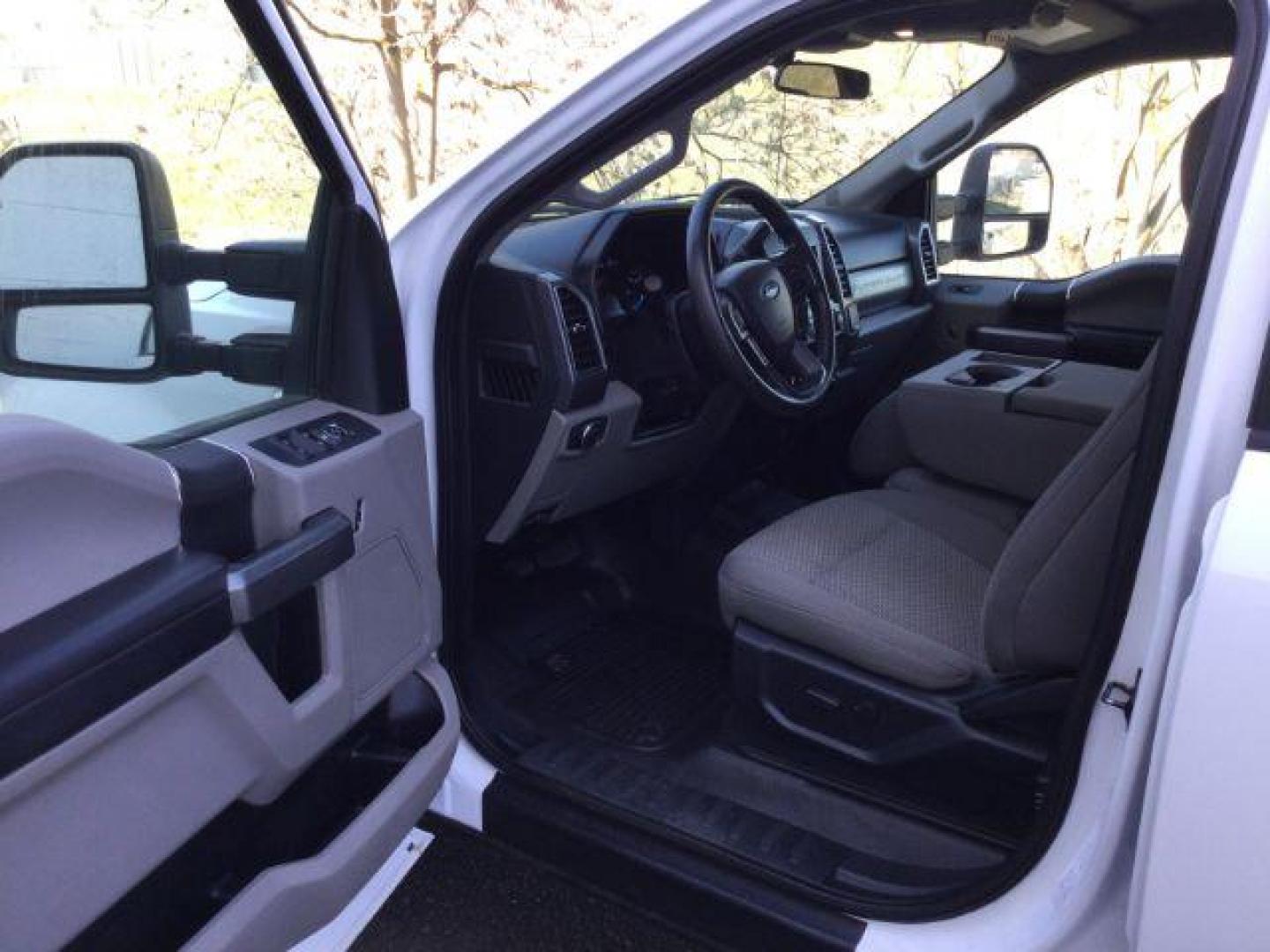 2021 Oxford White /Medium Earth Gray Ford F-250 SD XLT Crew Cab 4WD (1FT7W2B61ME) with an 6.2L V8 OHV 16V engine, 6-Speed Automatic transmission, located at 1801 Main Street, Lewiston, 83501, (208) 743-9371, 46.417065, -117.004799 - Photo#5