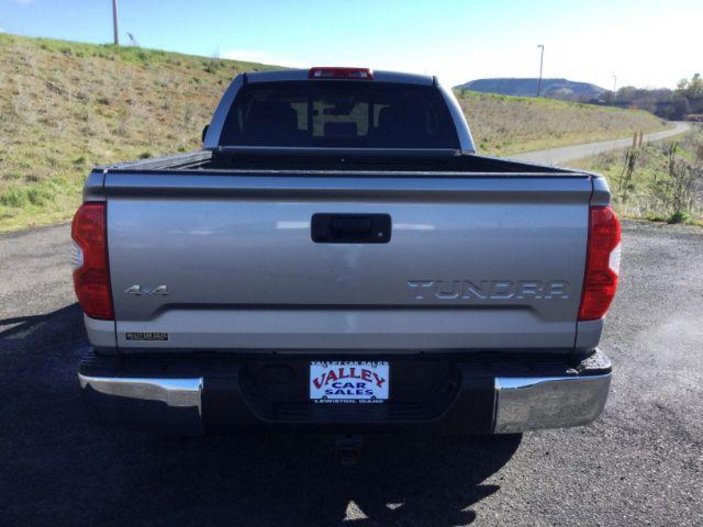 2018 Silver Sky Metallic /Black, cloth Toyota Tundra SR5 5.7L V8 Double Cab 4WD (5TFUY5F18JX) with an 5.7L V8 DOHC 32V engine, 6-Speed Automatic transmission, located at 1801 Main Street, Lewiston, 83501, (208) 743-9371, 46.417065, -117.004799 - Photo#17