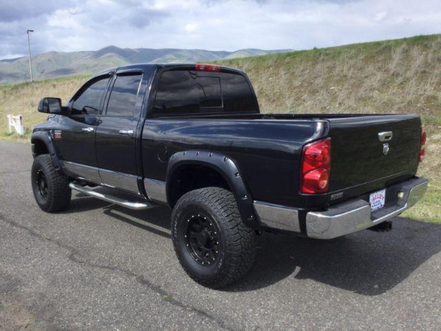 2008 BLACK /Gray Cloth RAM 2500 Quad Cab SXT (3D7KS28A68G) with an 6.7L I6 T-Diesel engine, automatic transmission, located at 1801 Main Street, Lewiston, 83501, (208) 743-9371, 46.417065, -117.004799 - Photo#2