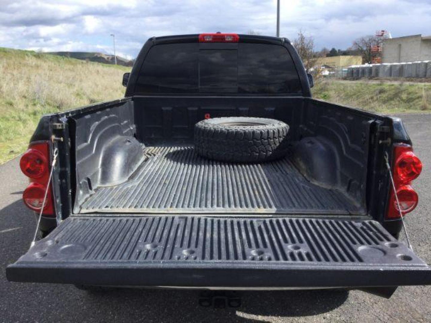 2008 BLACK /Gray Cloth RAM 2500 Quad Cab SXT (3D7KS28A68G) with an 6.7L I6 T-Diesel engine, automatic transmission, located at 1801 Main Street, Lewiston, 83501, (208) 743-9371, 46.417065, -117.004799 - Photo#7