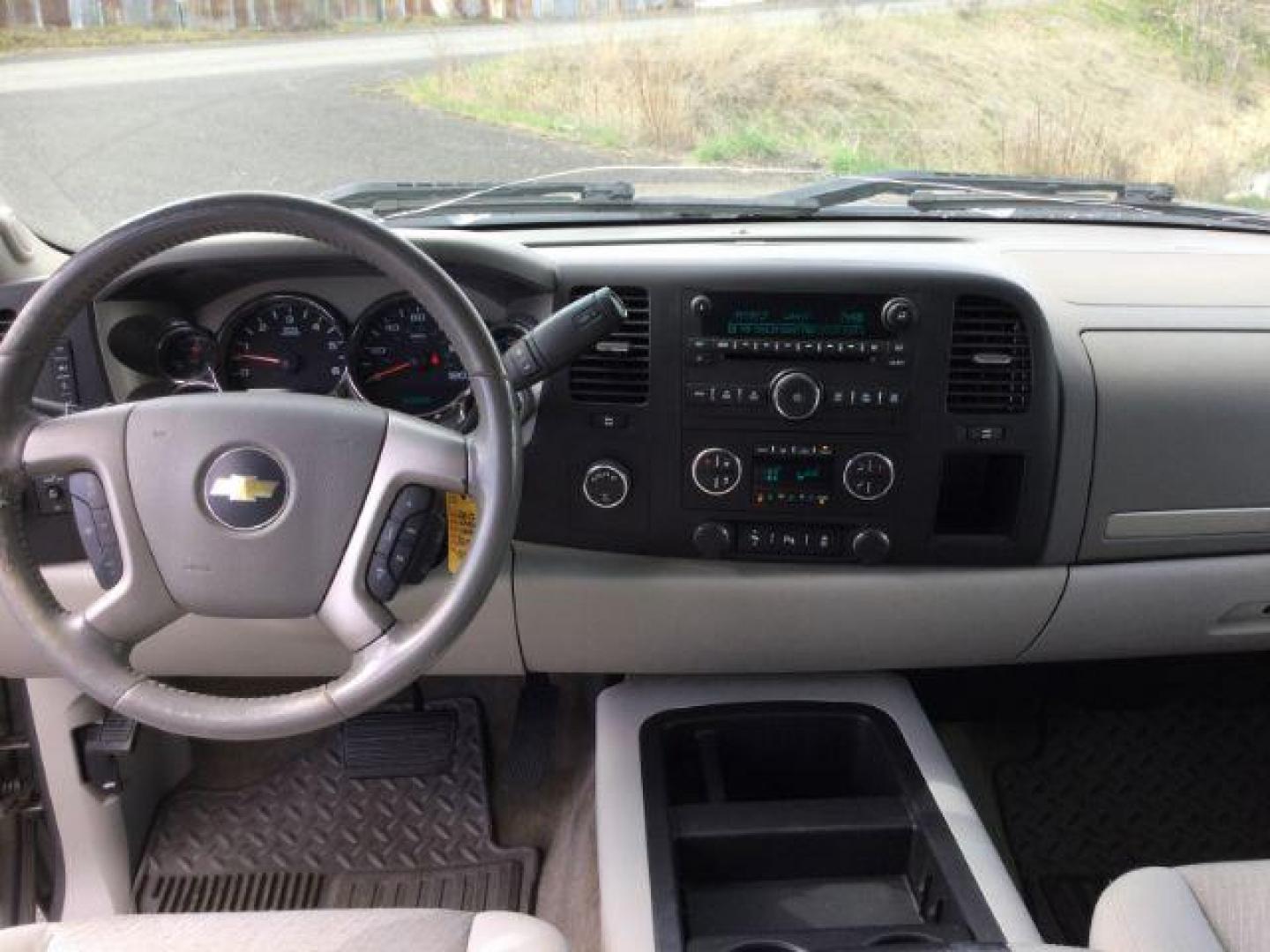 2013 Graystone Metallic /Light Titanium/Dark Titanium Cloth Interior Chevrolet Silverado 1500 LT Crew Cab 4WD (3GCPKSE79DG) with an 5.3L V8 OHV 16V FFV engine, 6-Speed Automatic transmission, located at 1801 Main Street, Lewiston, 83501, (208) 743-9371, 46.417065, -117.004799 - Photo#9