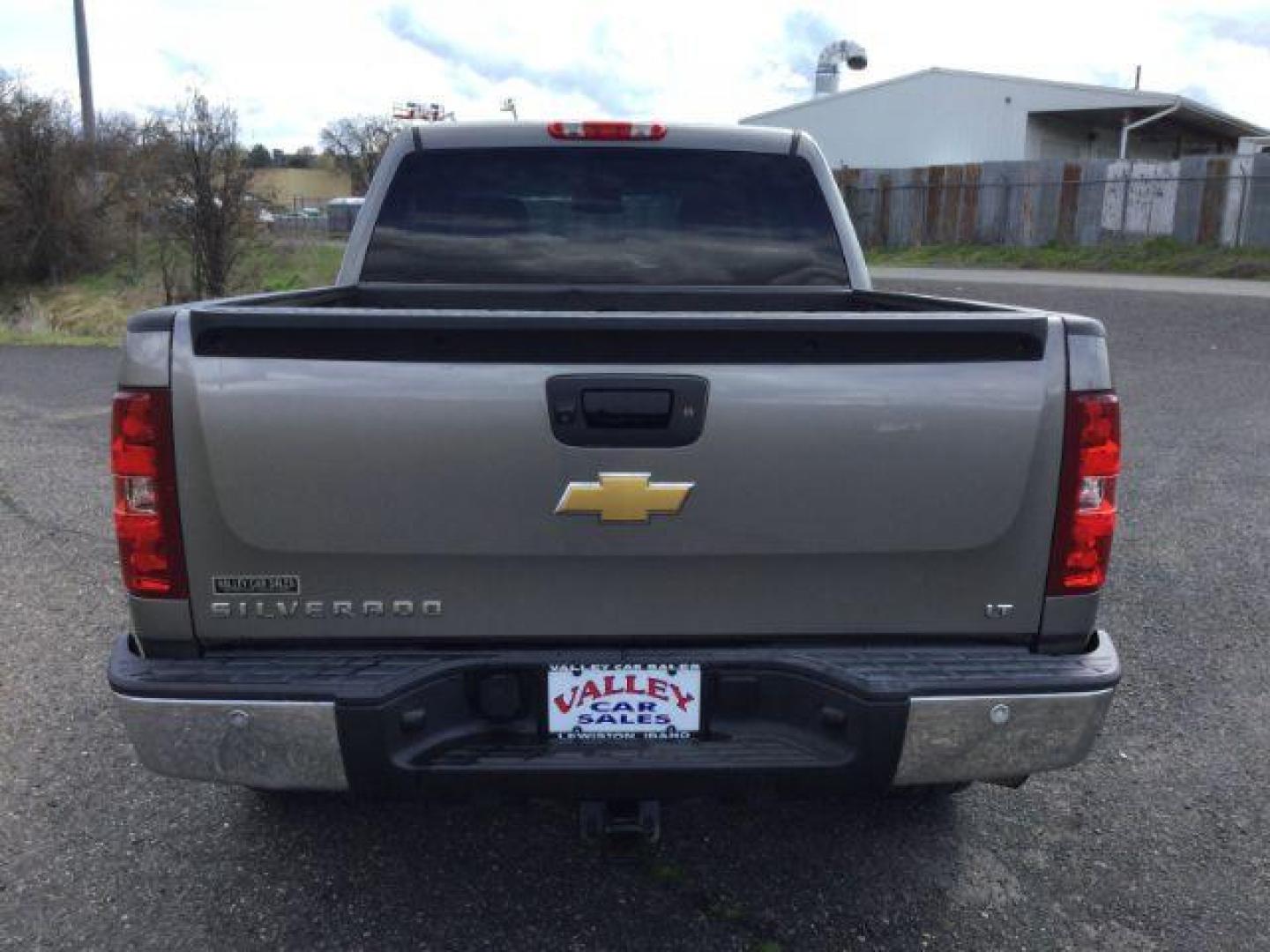 2013 Graystone Metallic /Light Titanium/Dark Titanium Cloth Interior Chevrolet Silverado 1500 LT Crew Cab 4WD (3GCPKSE79DG) with an 5.3L V8 OHV 16V FFV engine, 6-Speed Automatic transmission, located at 1801 Main Street, Lewiston, 83501, (208) 743-9371, 46.417065, -117.004799 - Photo#12