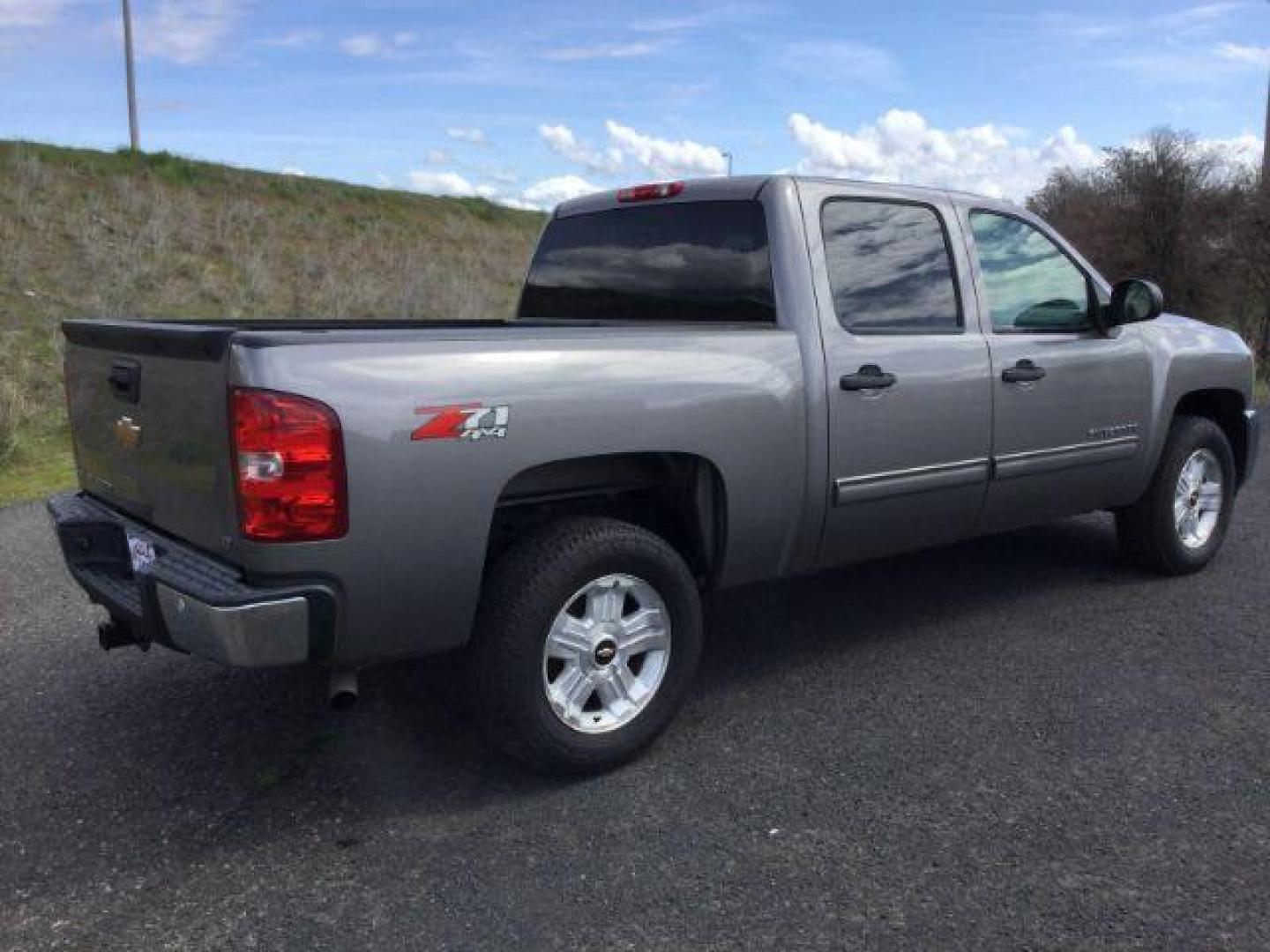 2013 Graystone Metallic /Light Titanium/Dark Titanium Cloth Interior Chevrolet Silverado 1500 LT Crew Cab 4WD (3GCPKSE79DG) with an 5.3L V8 OHV 16V FFV engine, 6-Speed Automatic transmission, located at 1801 Main Street, Lewiston, 83501, (208) 743-9371, 46.417065, -117.004799 - Photo#13