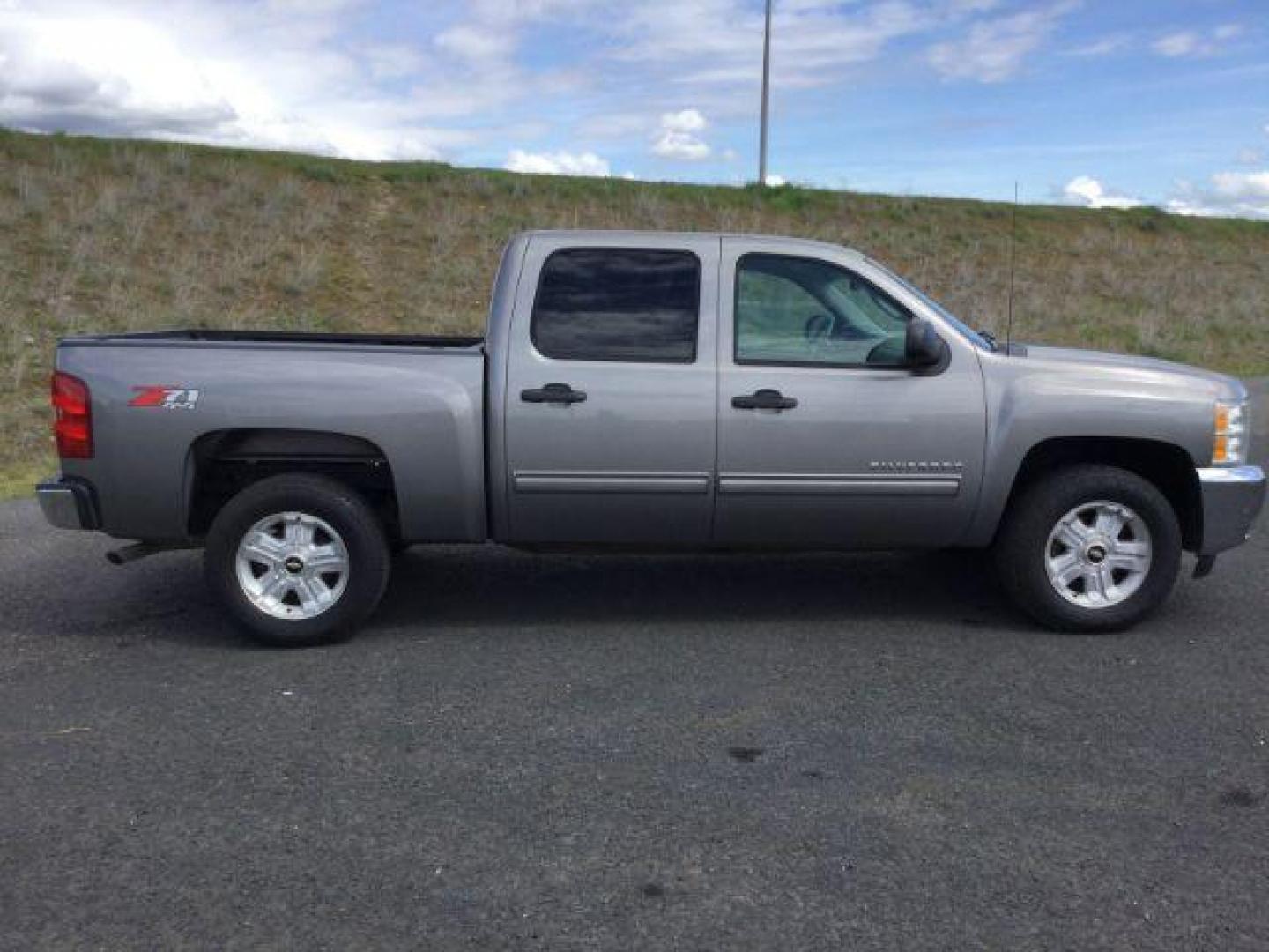 2013 Graystone Metallic /Light Titanium/Dark Titanium Cloth Interior Chevrolet Silverado 1500 LT Crew Cab 4WD (3GCPKSE79DG) with an 5.3L V8 OHV 16V FFV engine, 6-Speed Automatic transmission, located at 1801 Main Street, Lewiston, 83501, (208) 743-9371, 46.417065, -117.004799 - Photo#14